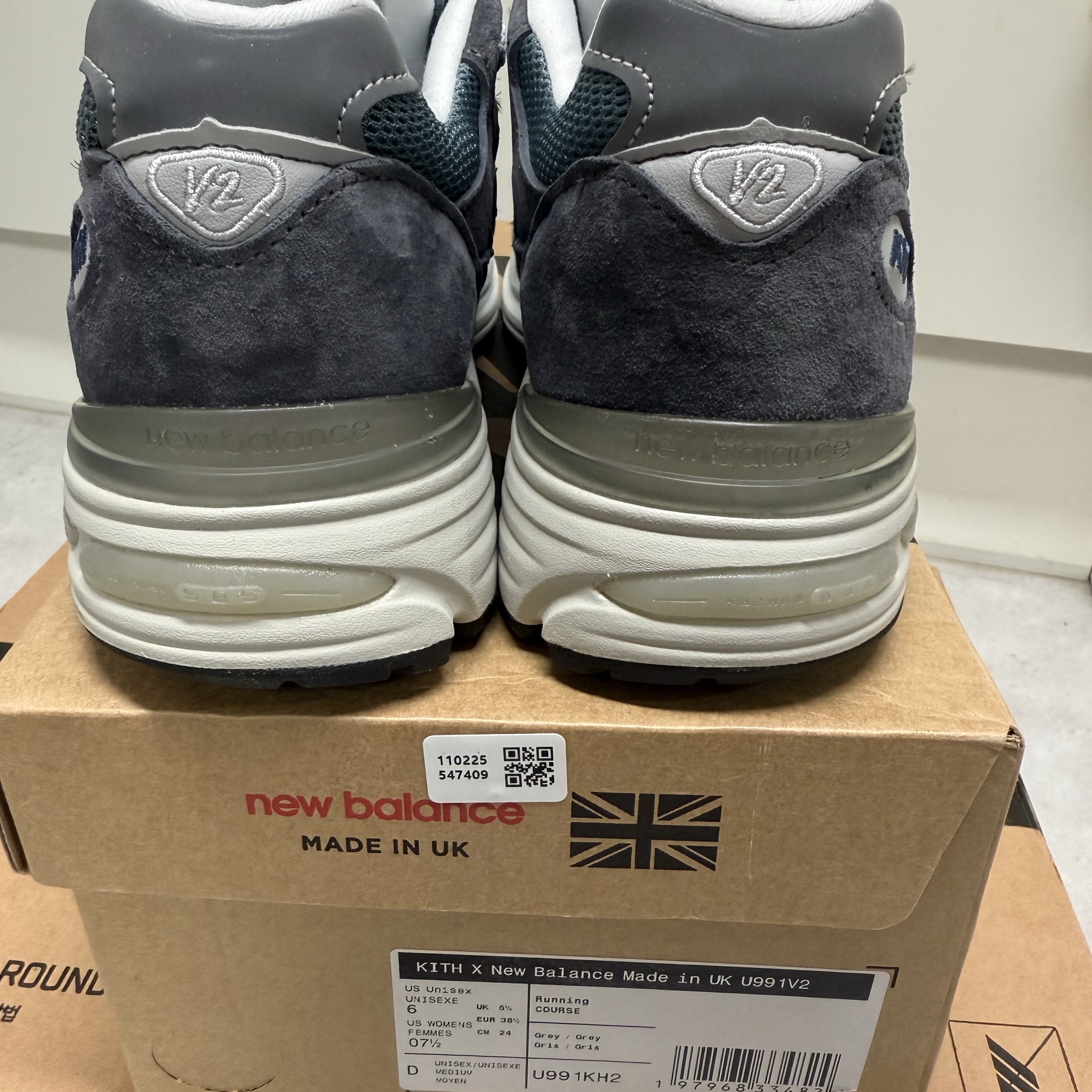 New Balance x Kith 991v2 Made in UK Steel Blue Grey, Stussy Pigment Dyed Classic Gear T-Shirt Natural 착용 스타일 - 2