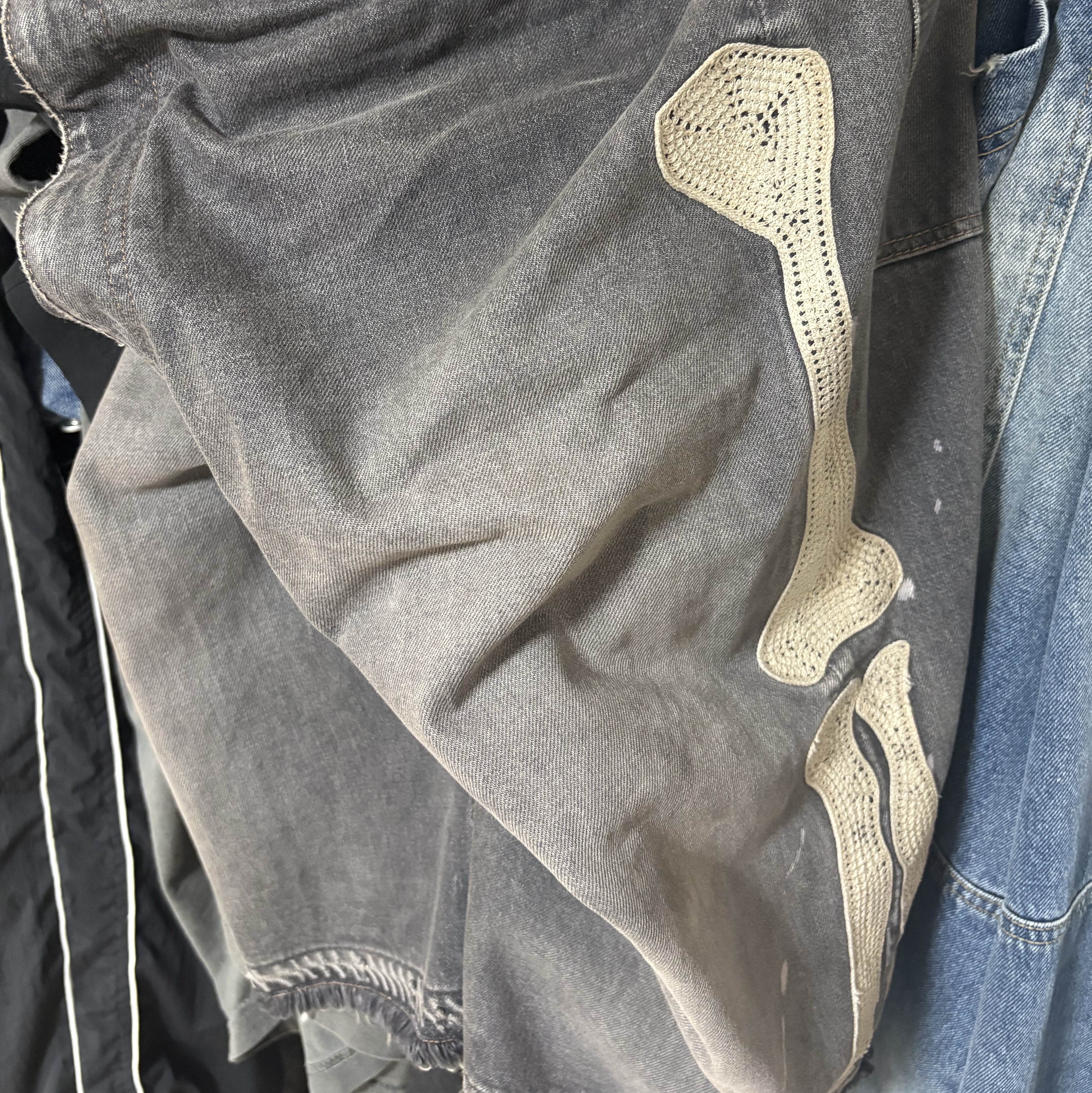 Kapital 14 oz. Denim 5P Bone Embroidery Short Pants Black 착용 스타일