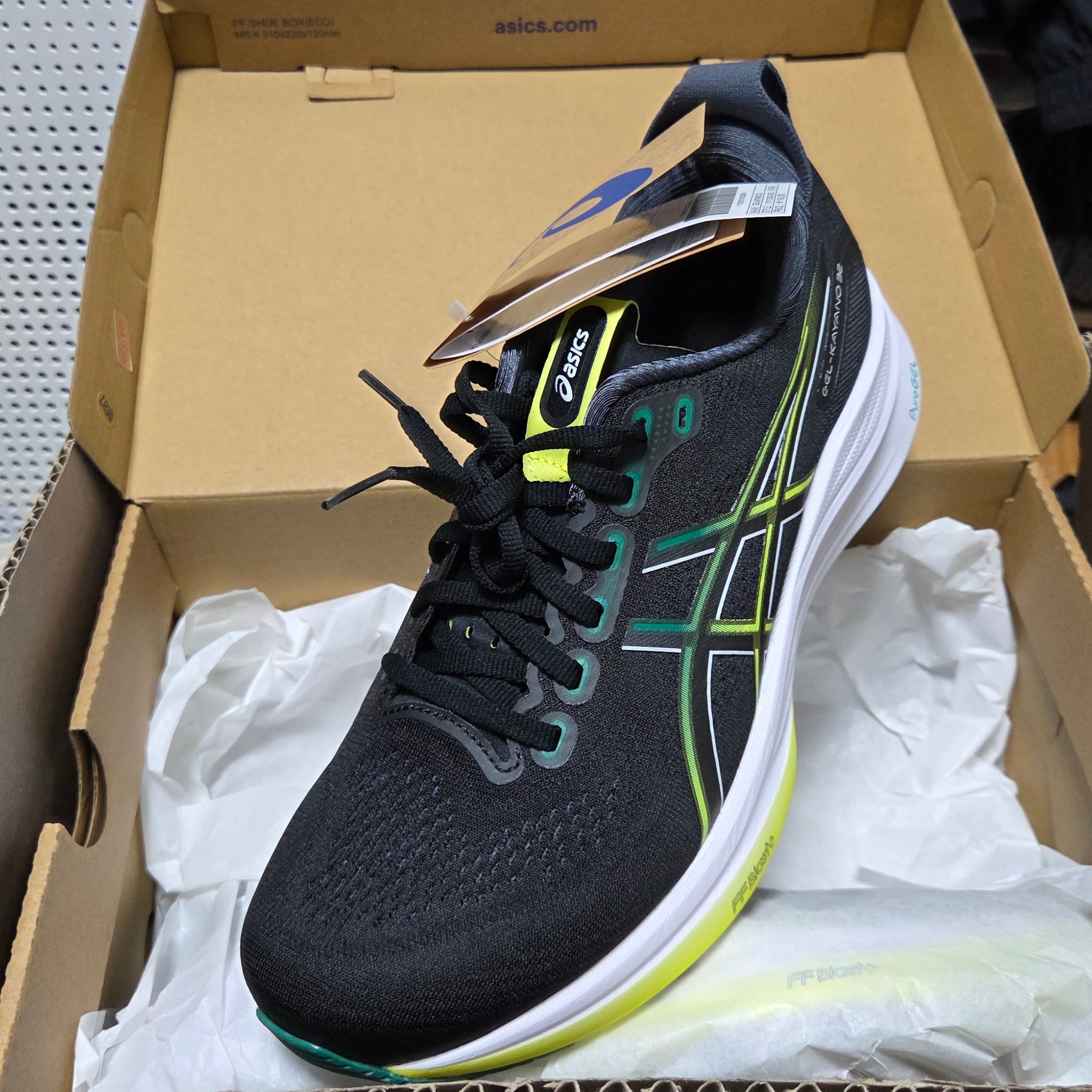 Asics Gel-Kayano 32 Black Jasper Green 착용 스타일 - 1