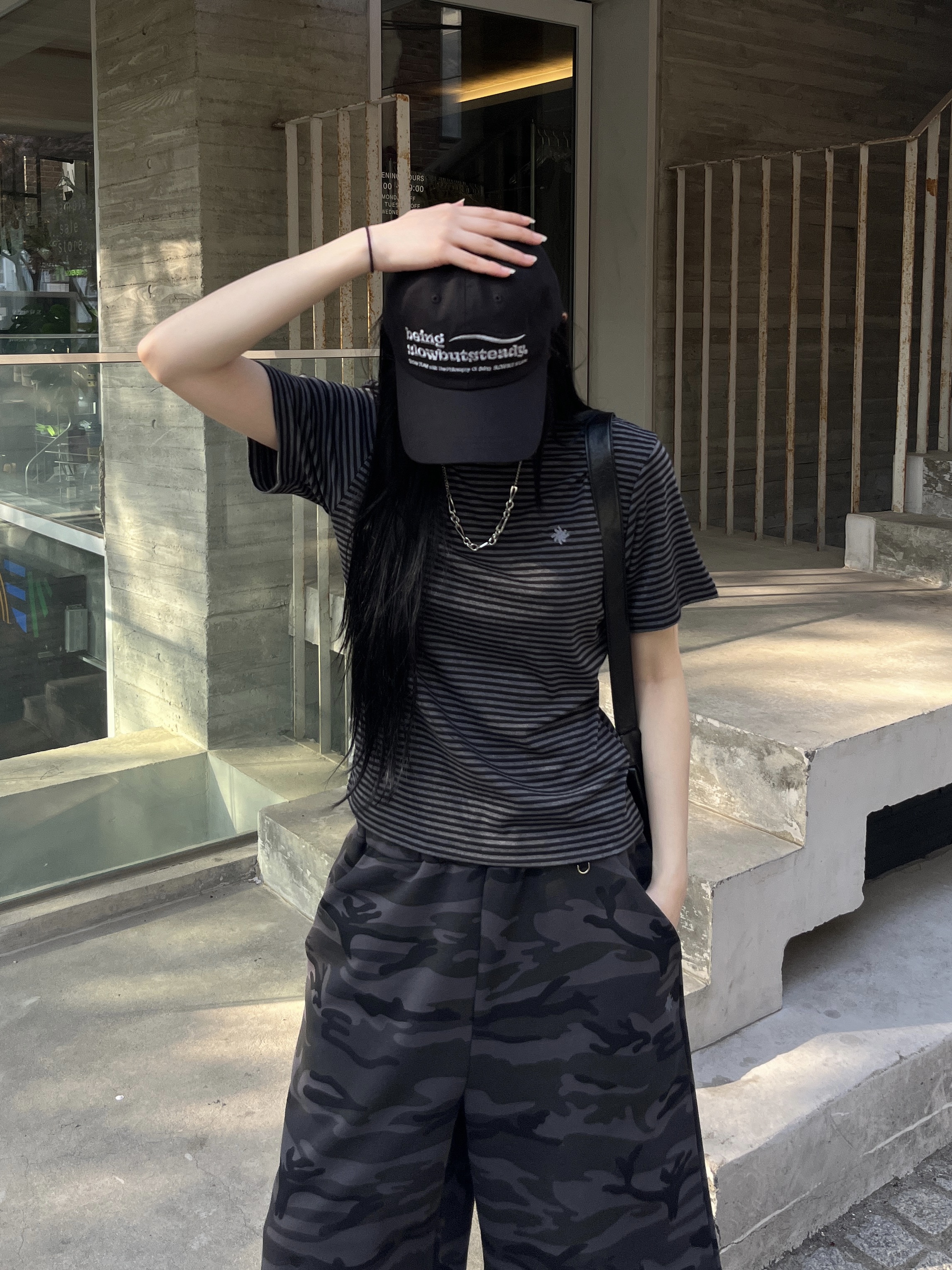 SLOW RECORD HOUSE Stripe Short Sleeve Black 착용 스타일 - 2