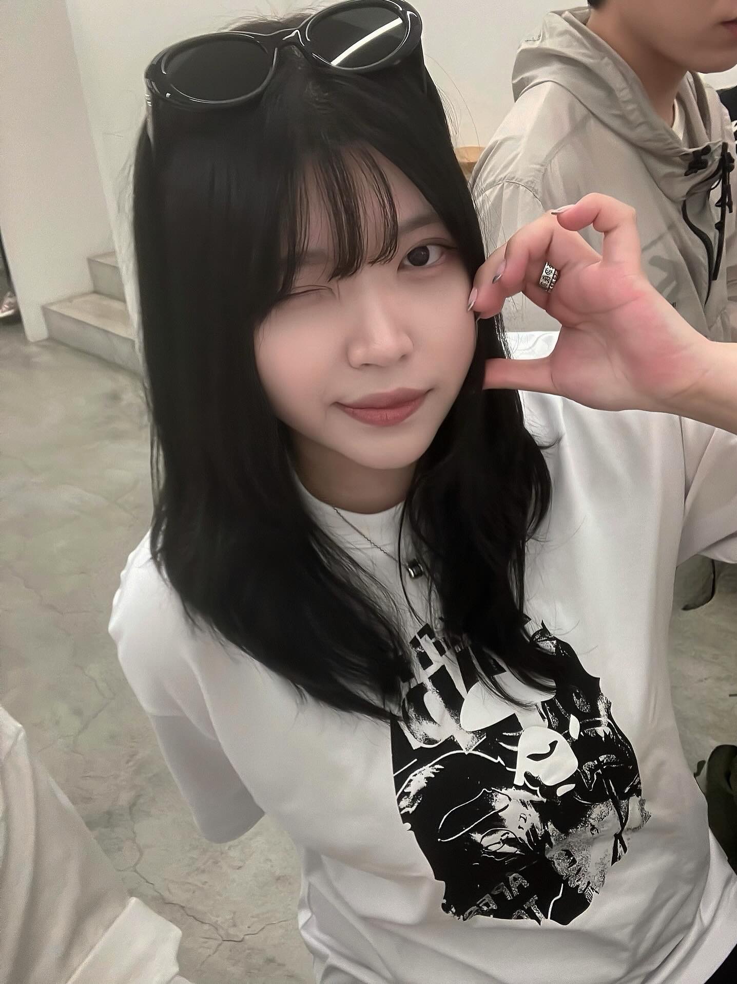 BAPE Photo Print Ape Head Relaxed Fit T-Shirt White, Gentle Monster Le 01 Black 착용 스타일