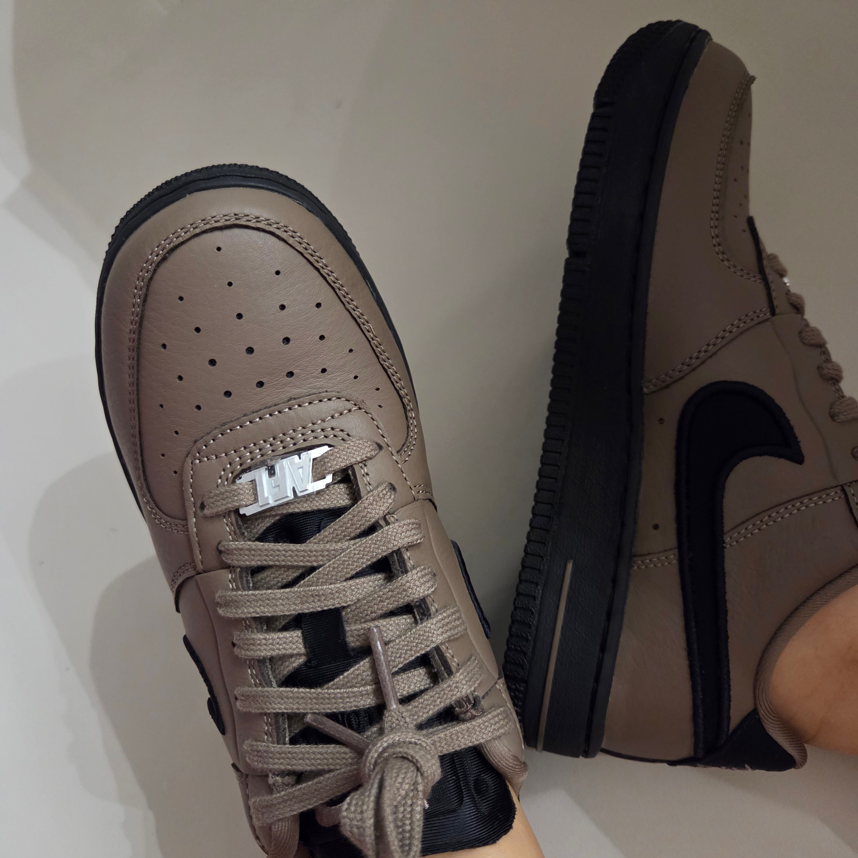 (W) Nike Air Force 1 Dance Mink Brown Metallic Silver 착용 스타일 - 1