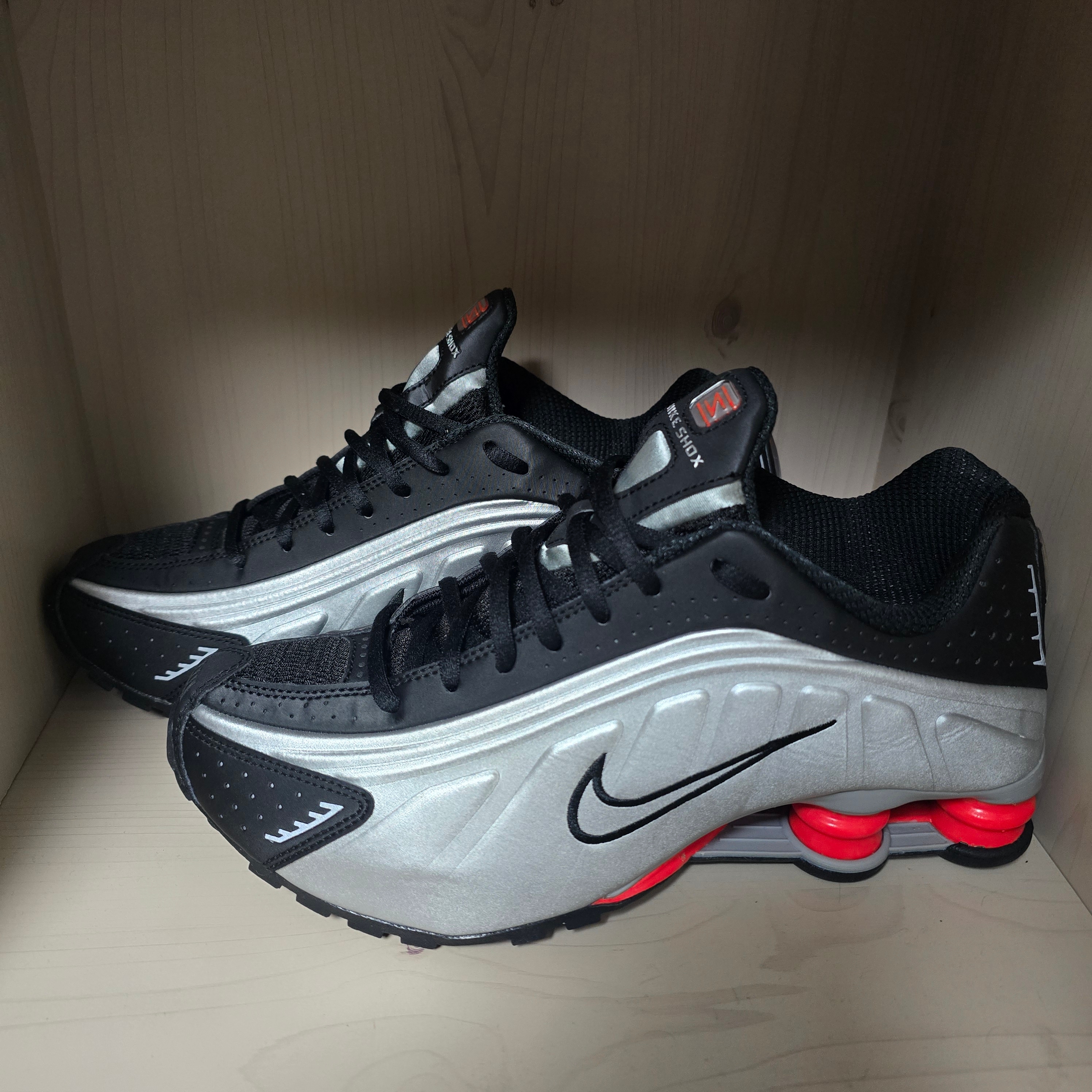 Nike Shox R4 Metallic Silver Red 착용 스타일 - 1