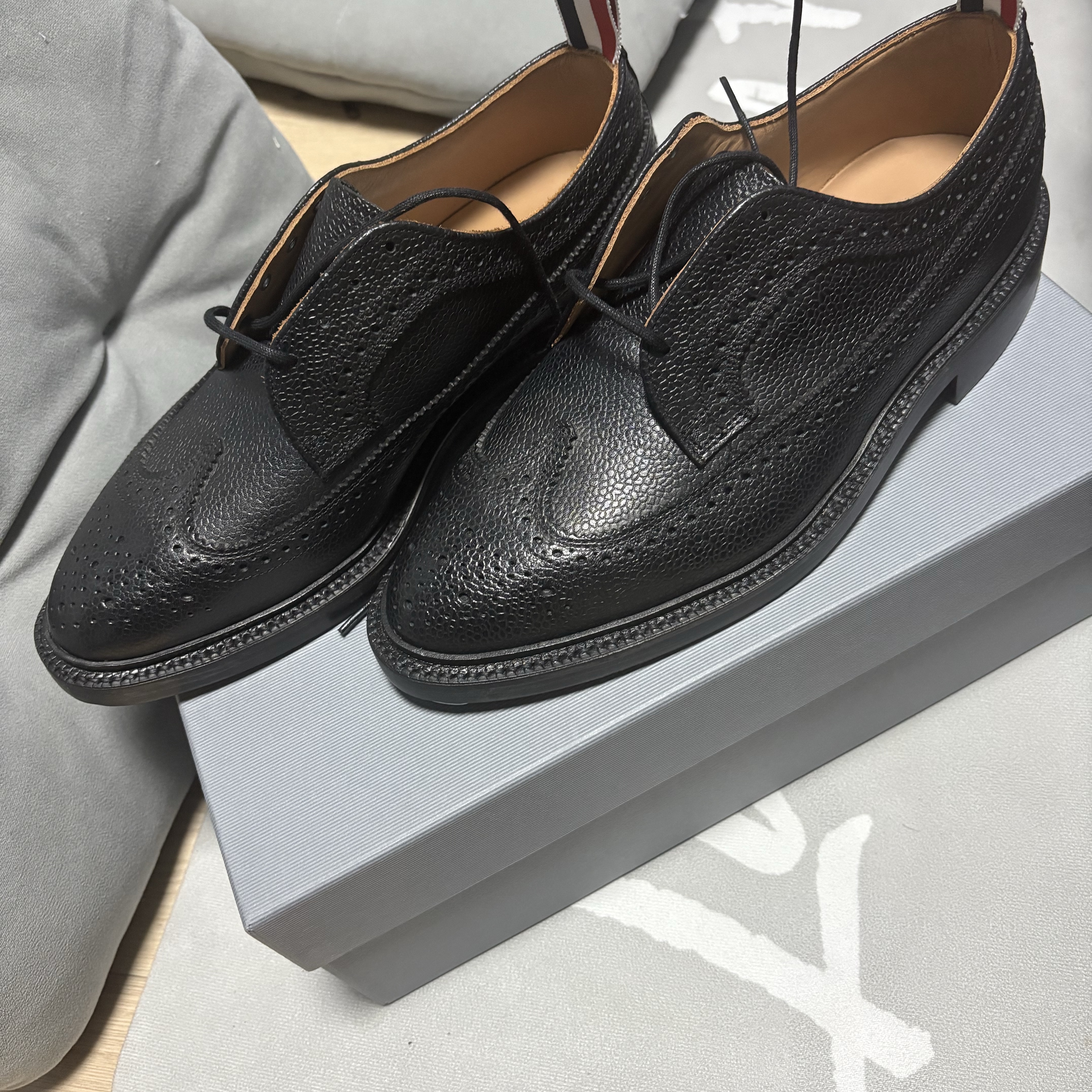 Thom Browne Pebble Grain Leather Leather Sole Longwing Brogue Black 착용 스타일