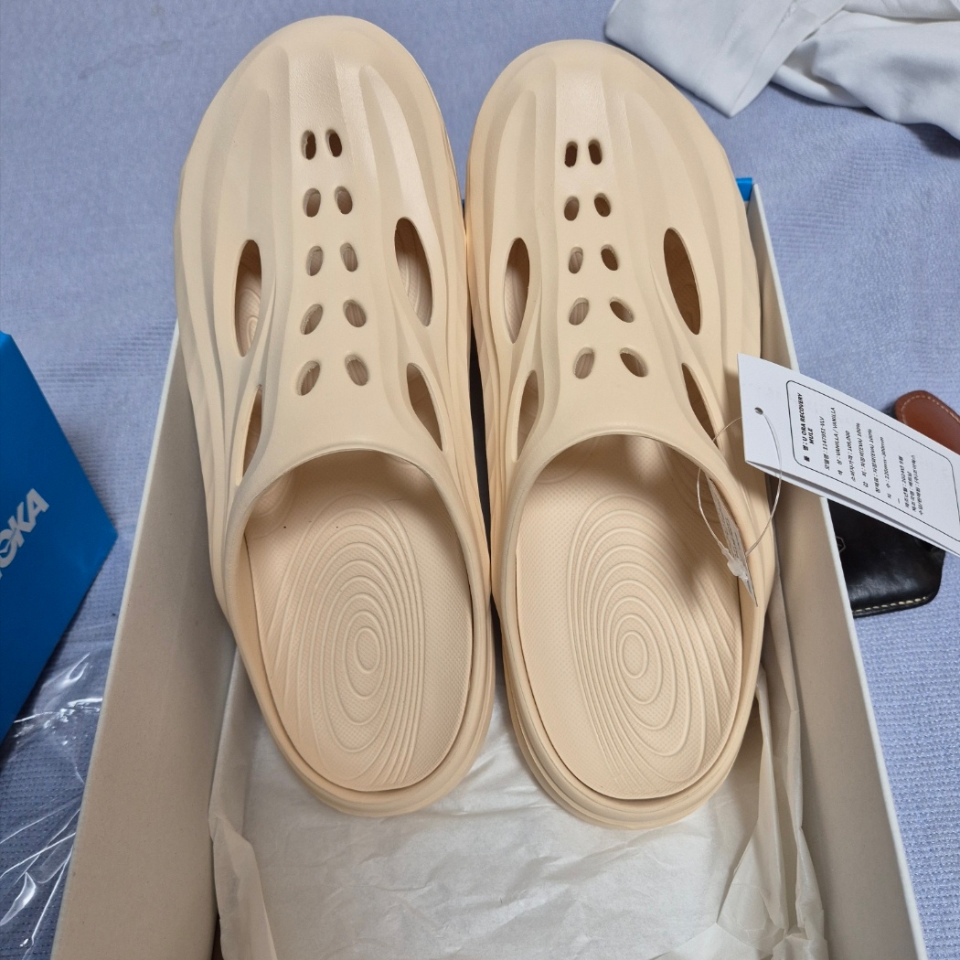 Hoka Ora Recovery Mule Vanilla 착용 스타일