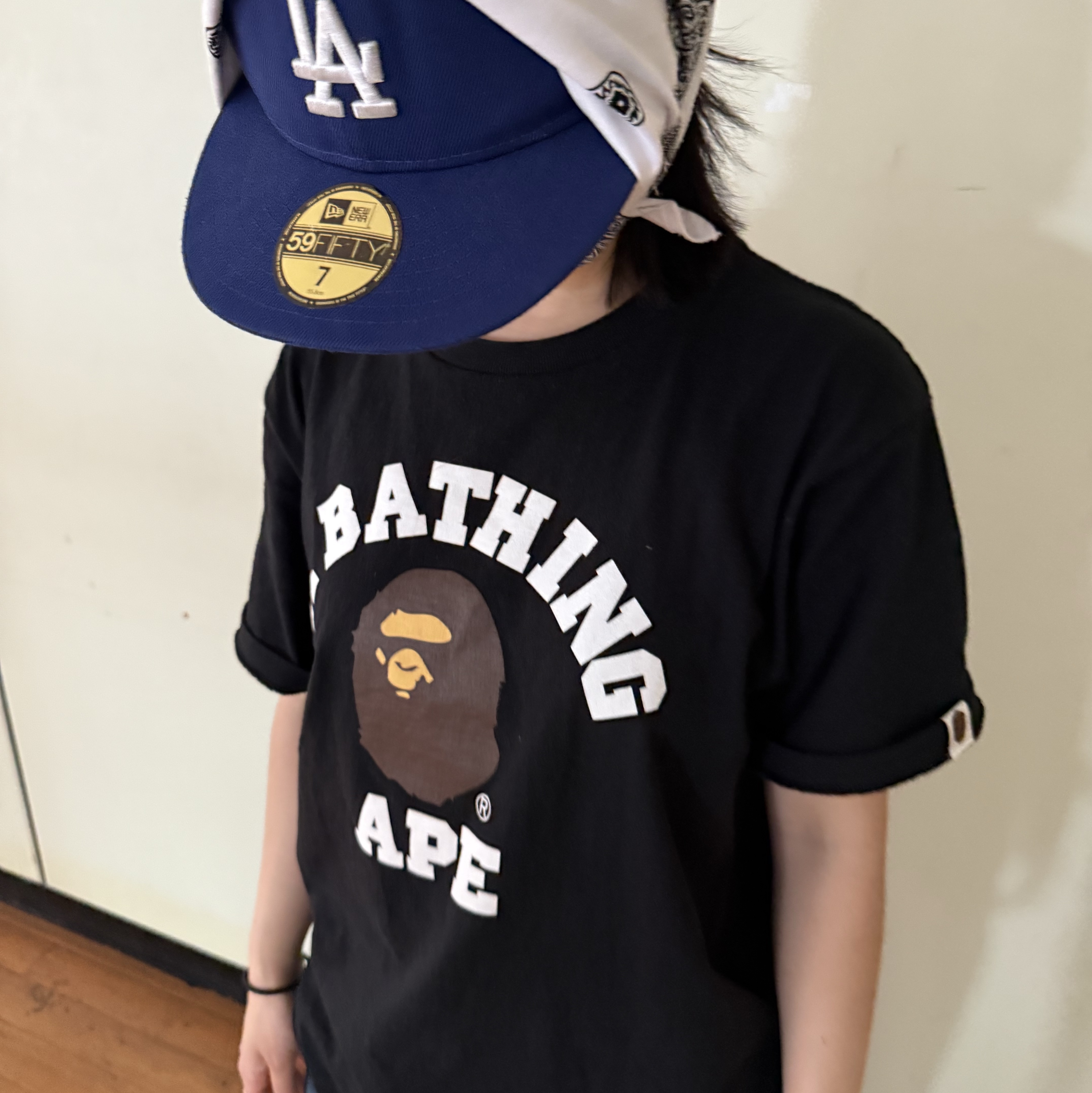 BAPE College T-Shirt Black, New Era 59Fifty MLB Seoul Series LA Dodgers Dark Royal 착용 스타일 - 2