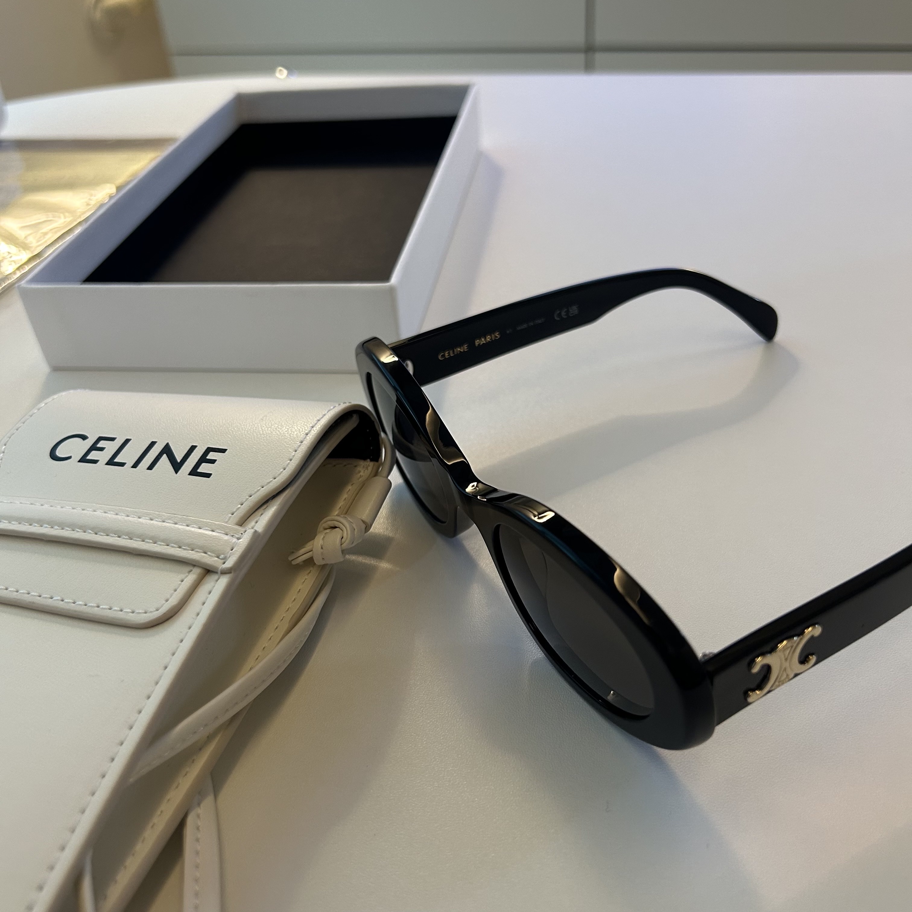 (W) Celine Triomphe 01 Sunglasses in Acetate Black 착용 스타일
