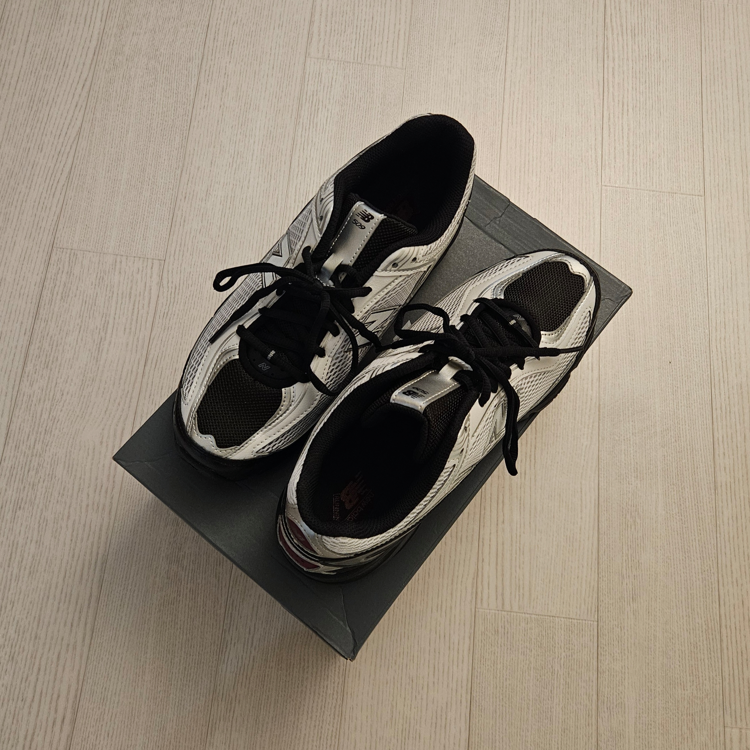 New Balance 509 Black Gray 착용 스타일 - 2