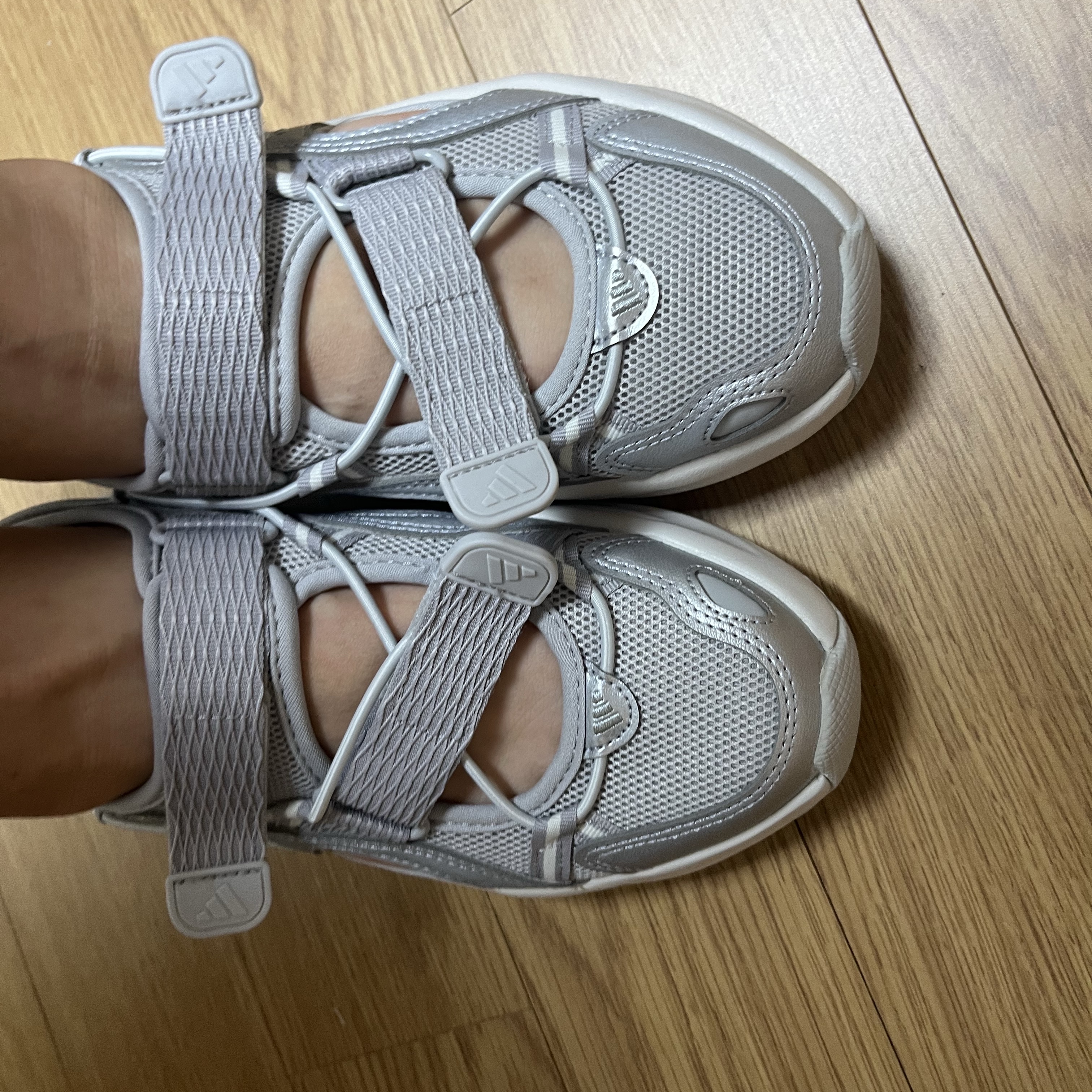 (W) Adidas Ozwave Sandal Grey Two Silver Metallic 착용 스타일
