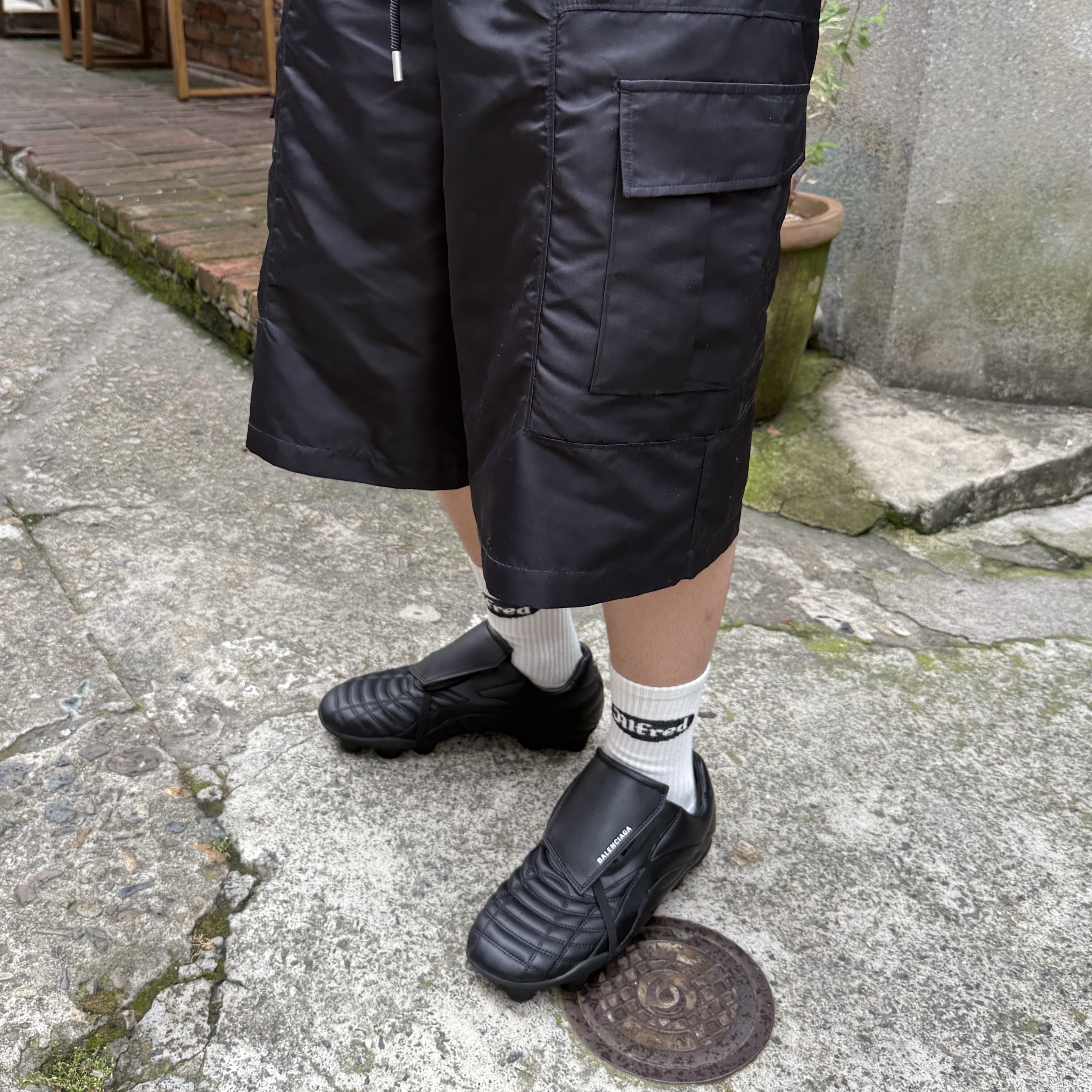 Balenciaga Soccer Sneakers Black 착용 스타일 - 2