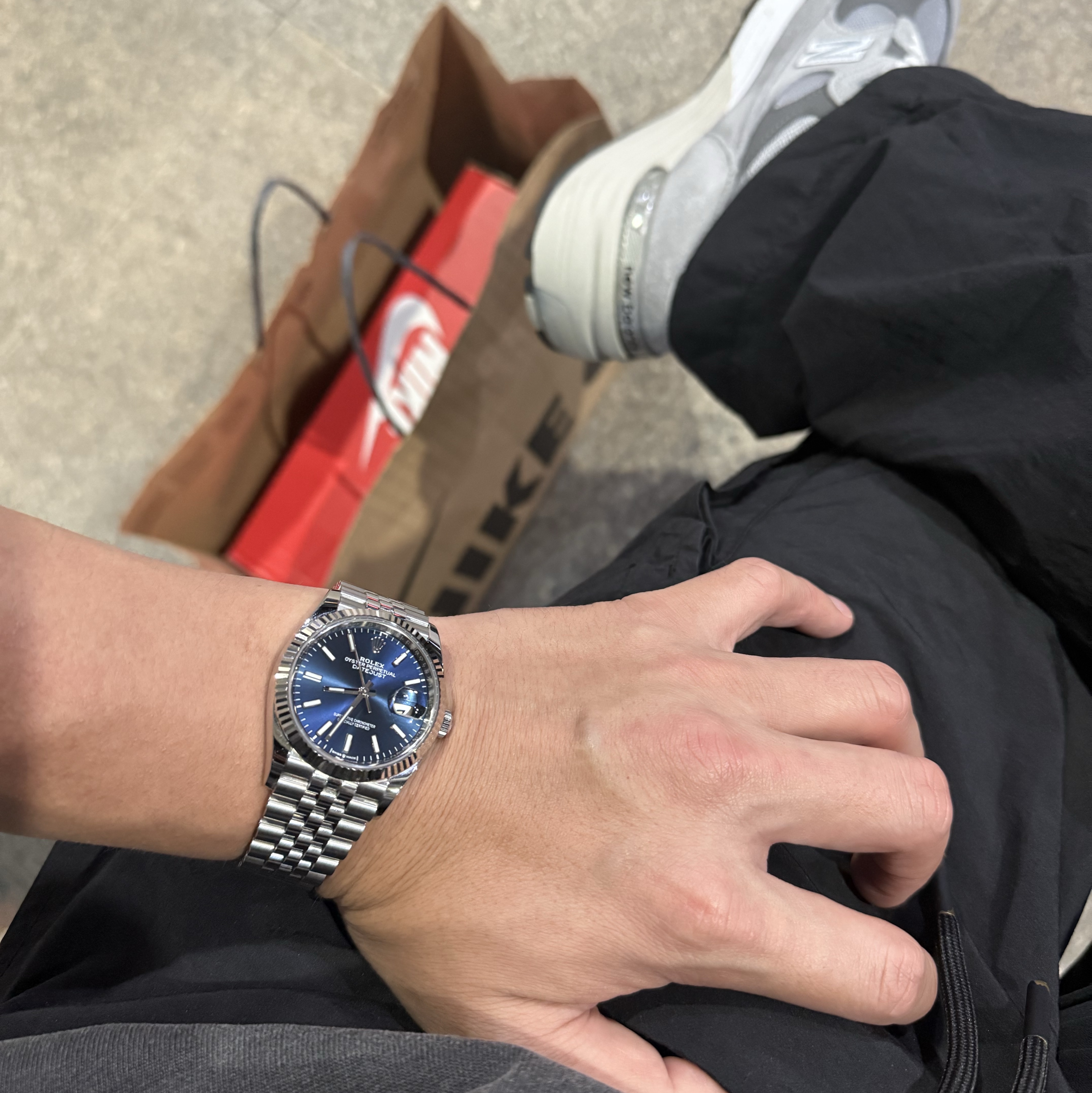 Rolex Datejust 36mm 126234 Bright Blue Jubilee 착용 스타일 - 2