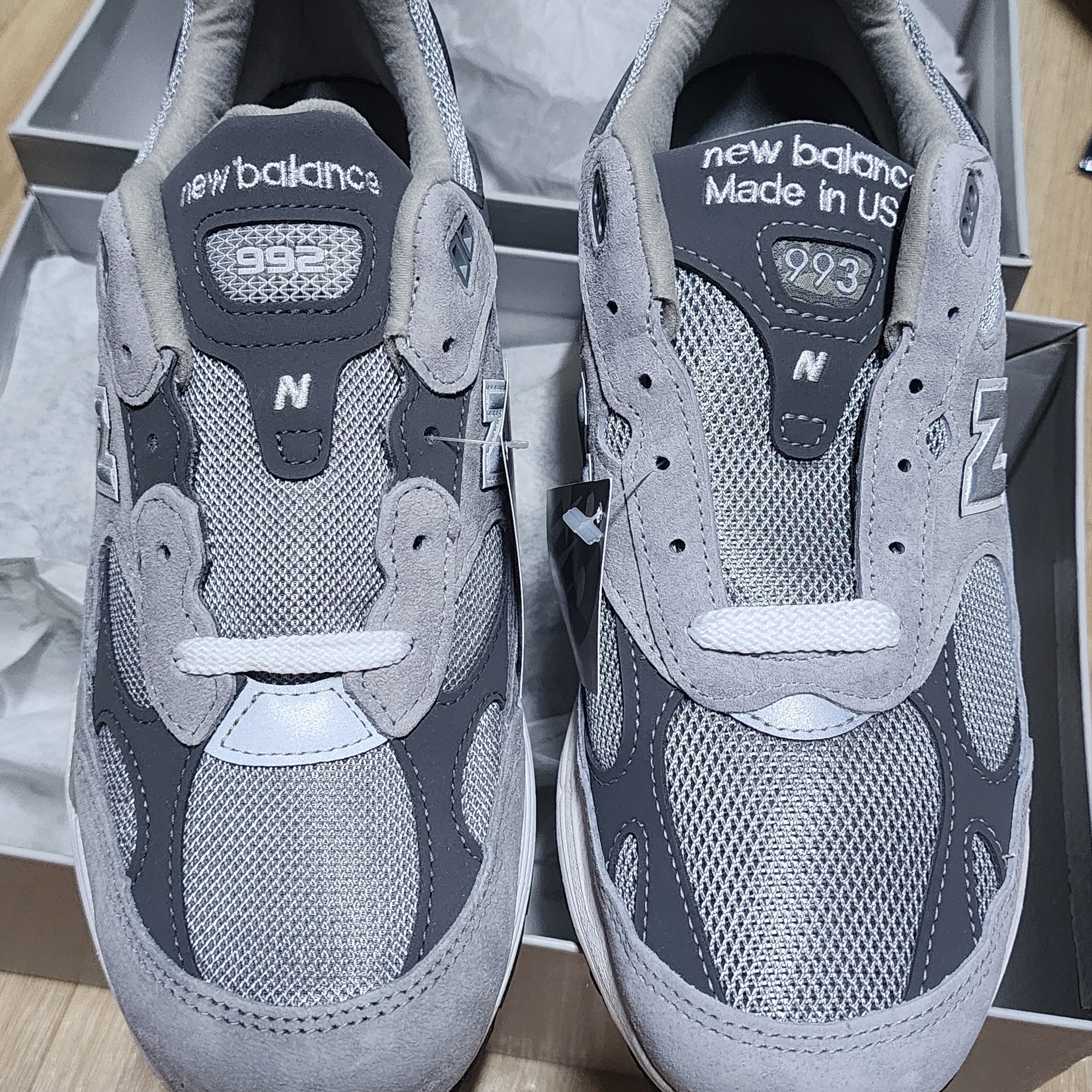New Balance 993 Made in USA Grey - D Standard, New Balance 992 Made in USA Core Grey Silver Metallic 착용 스타일 - 2