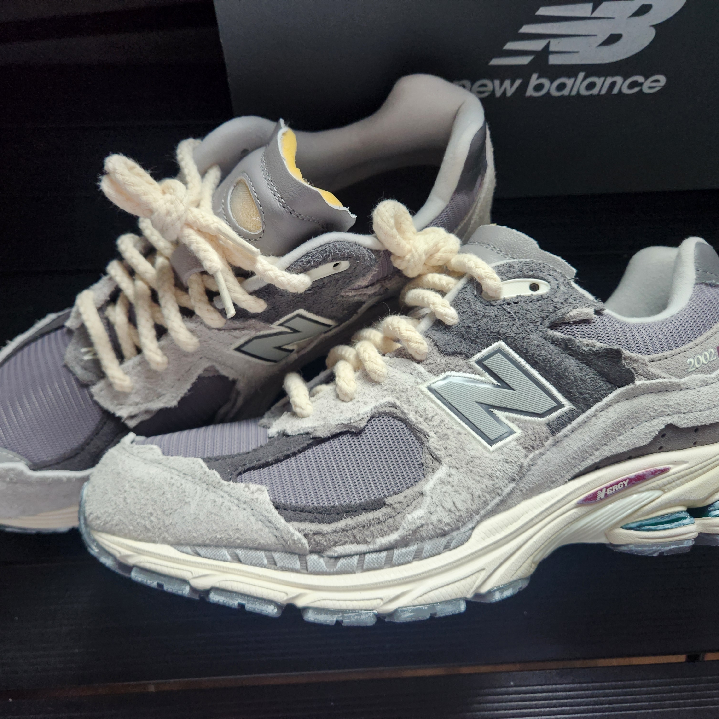 New Balance 2002R Protection Pack Rain Cloud 착용 스타일 - 2