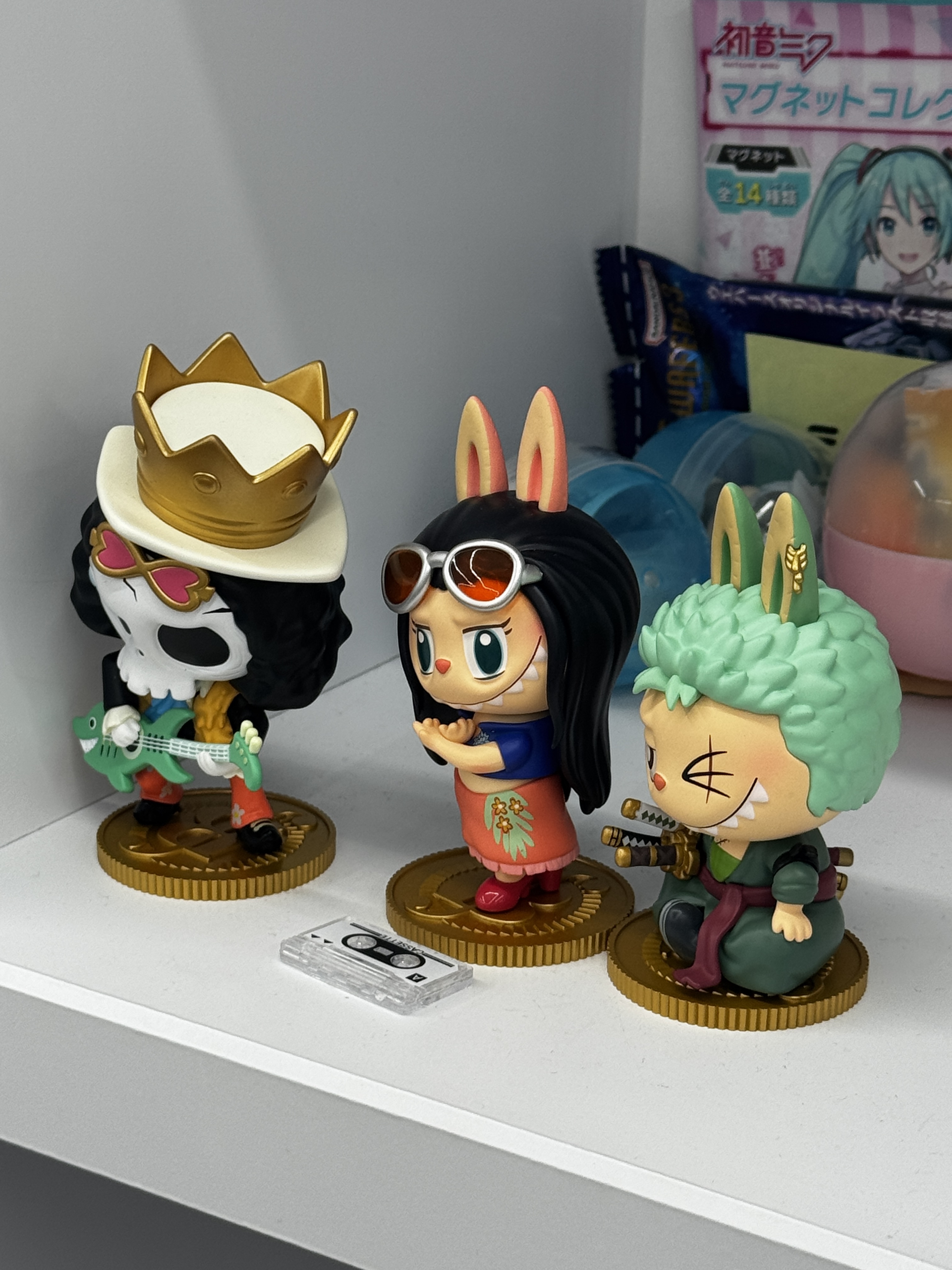 Pop Mart Labubu The Monsters x One Piece Series Figures Nico Robin (Opened Case), Pop Mart Labubu The Monsters x One Piece Series Figures Roronoa Zoro (Opened Case) 착용 스타일