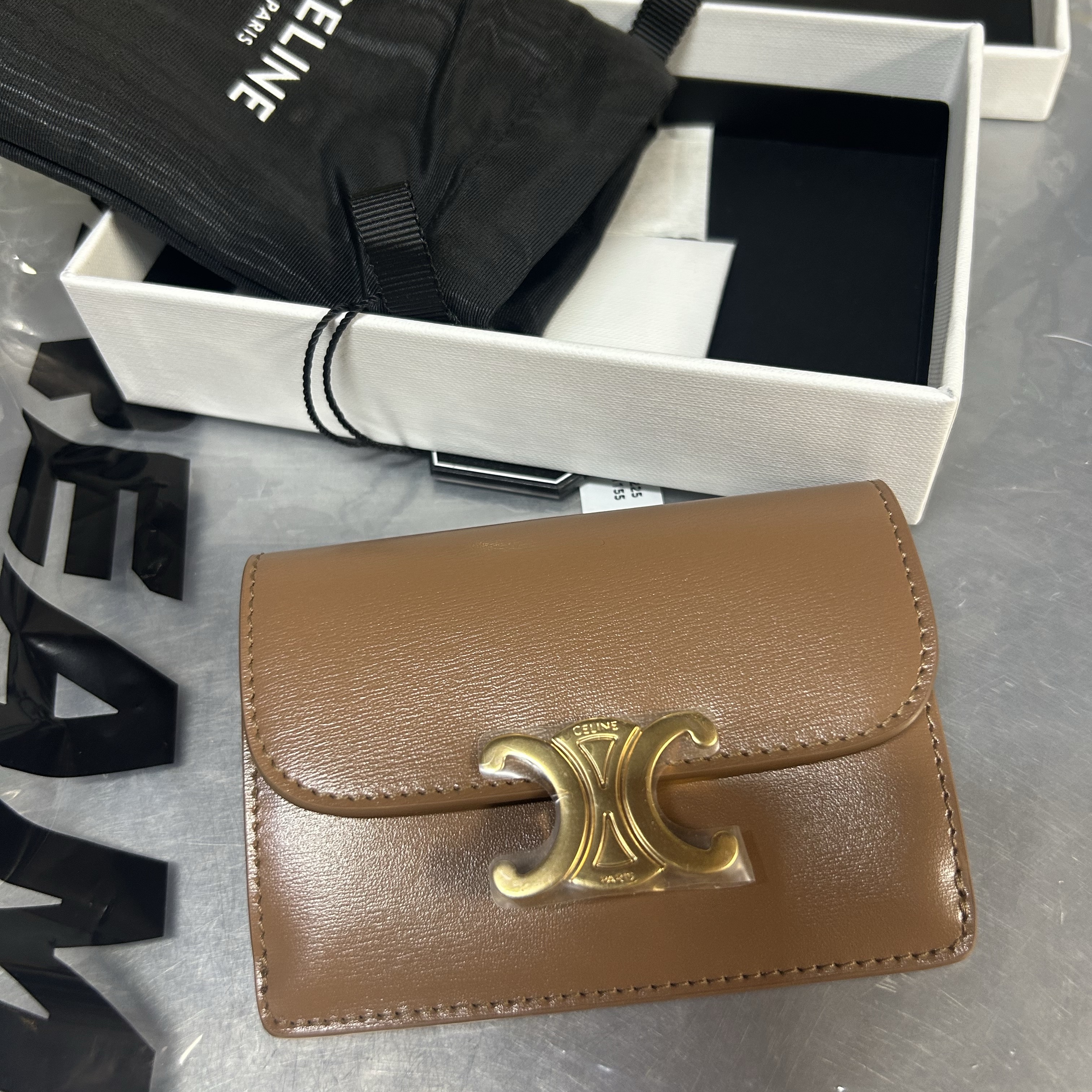 Celine Card Holder with Flap in Shiny Calfskin Bronze 착용 스타일