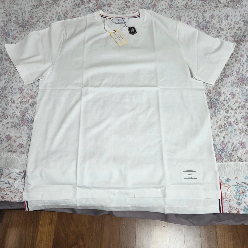 Thom Browne Medium Weight Jersey Side Slit Relaxed Fit T-Shirt White 착용 스타일