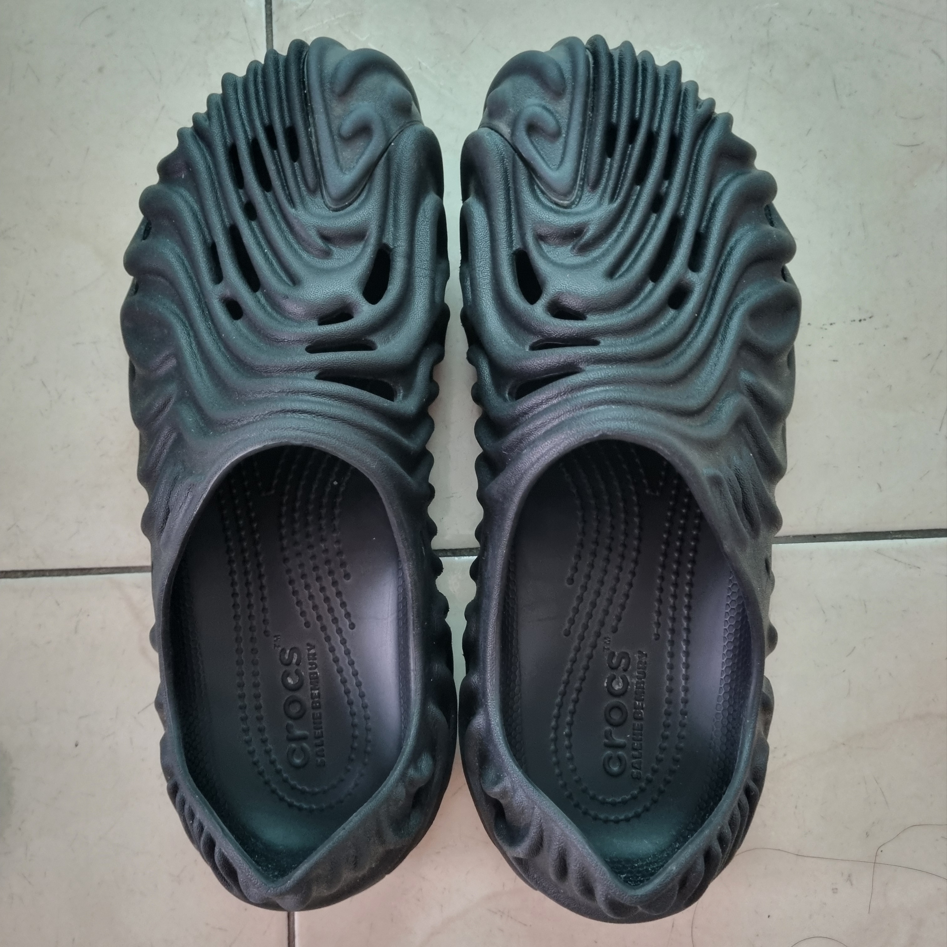 Crocs x Salehe Bembury Pollex Clog Sasquatch 착용 스타일