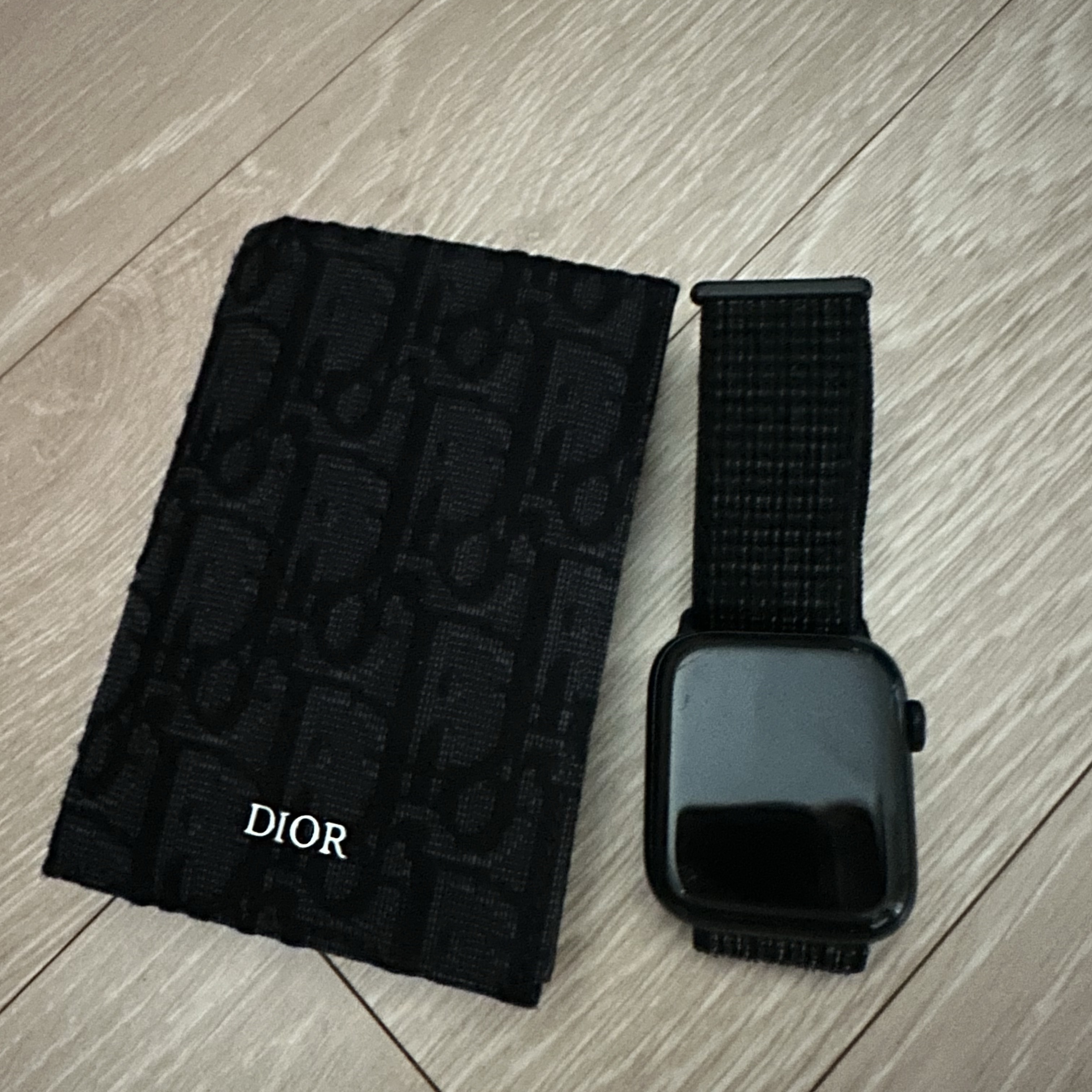 Dior Bi-Fold Card Holder Black Dior Oblique Jacquard, Apple Watch SE 2024 40mm Midnight Aluminium Case with Sport Band S/M Midnight (Korean Ver.) 착용 스타일