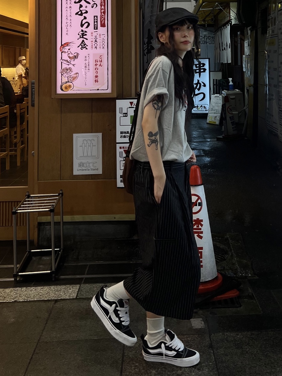 Vans Knu-Skool Black True White, BAPE Ape Head Shoulder Bag Brown 착용 스타일 - 3