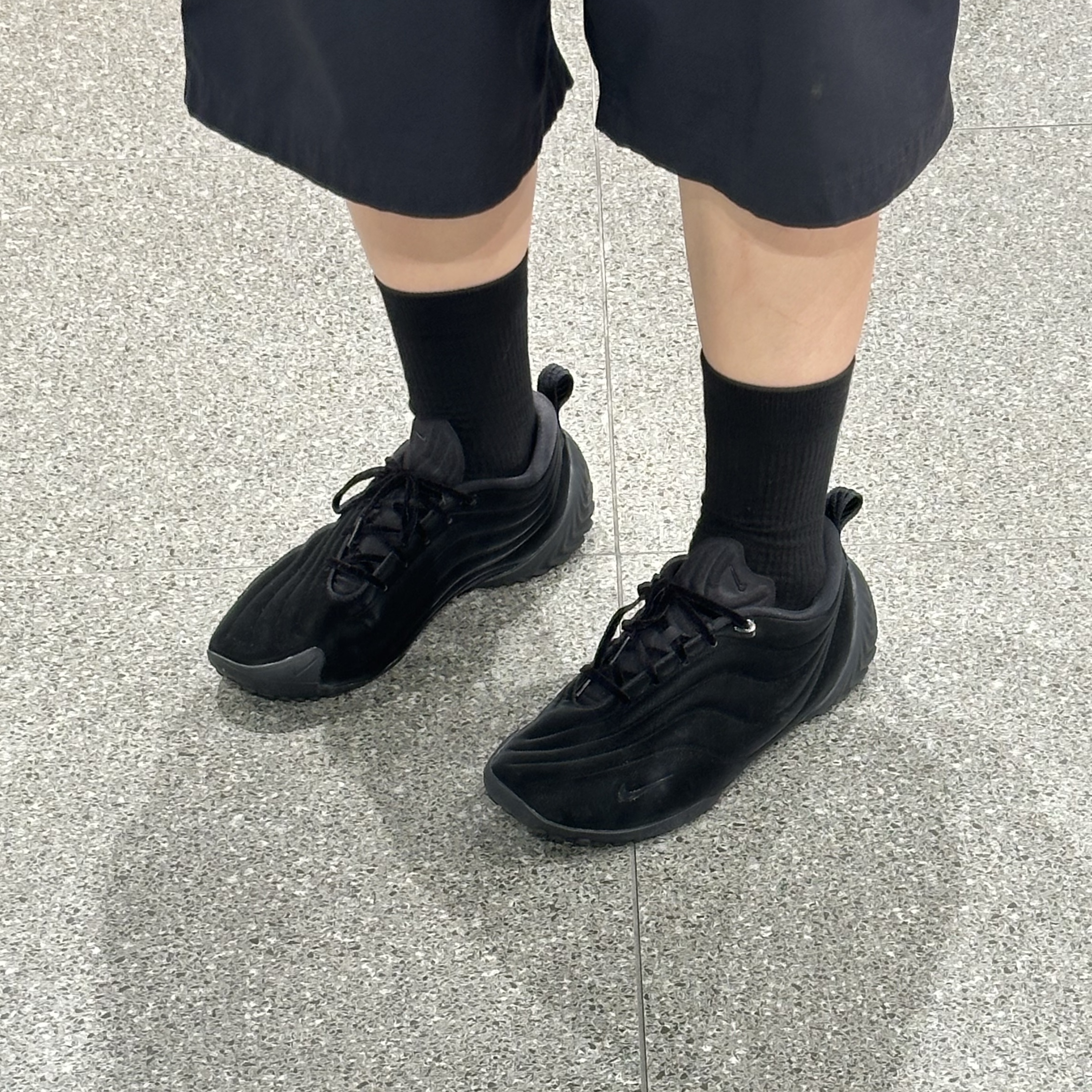 (W) Nike Astra Ultra Triple Black 착용 스타일 - 2