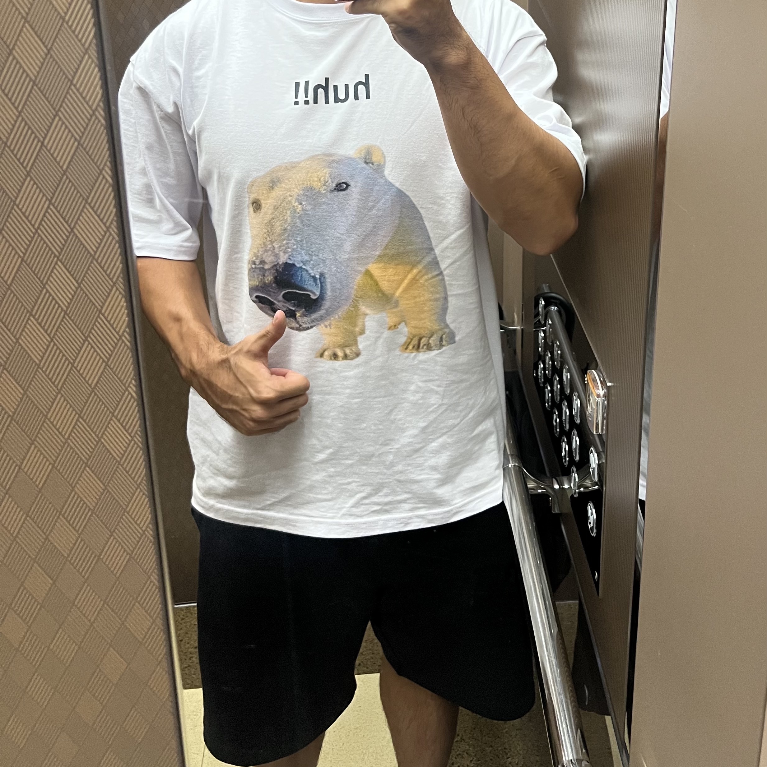 Suade Huh Tee White 착용 스타일