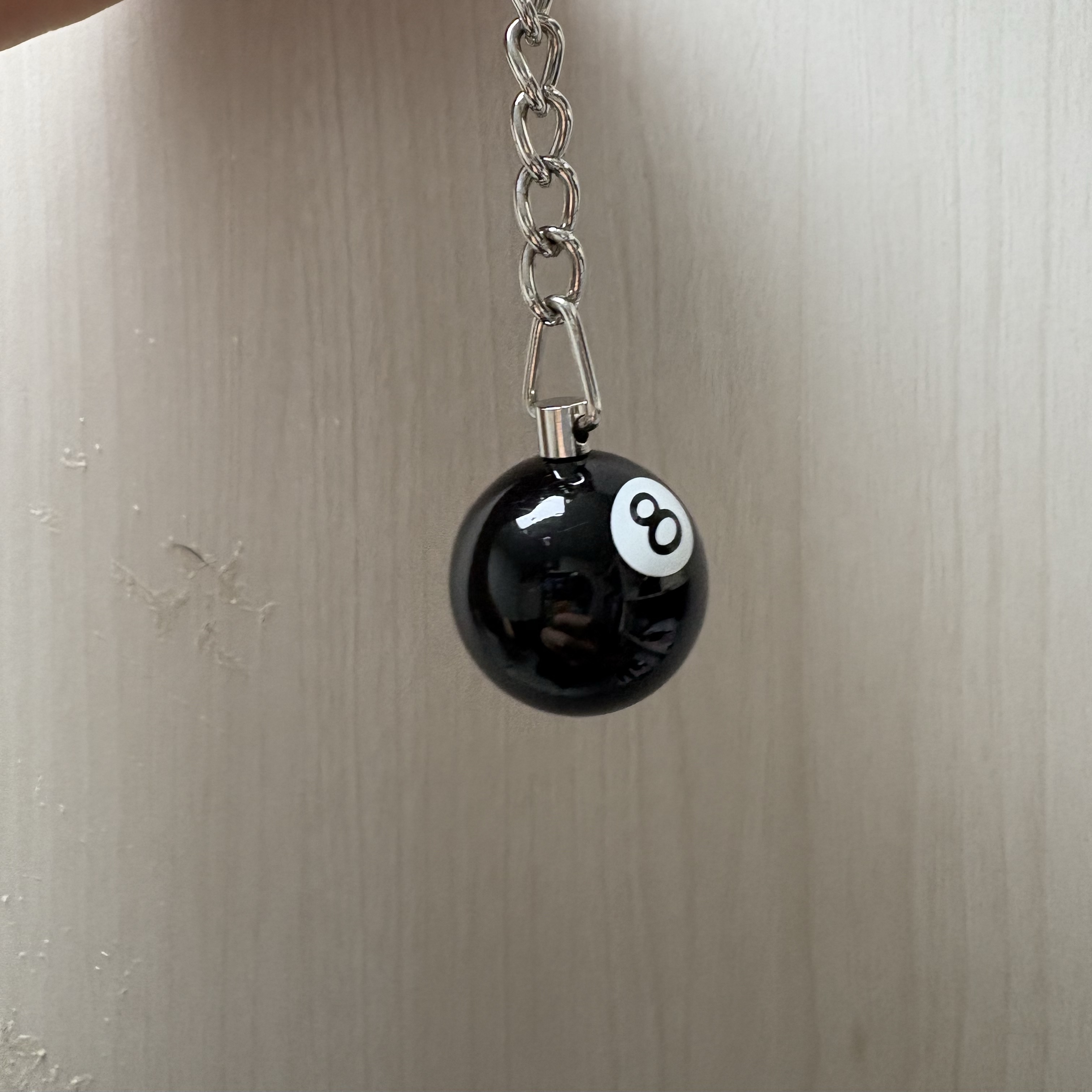 Stussy 8 Ball Keychain Black 착용 스타일 - 1