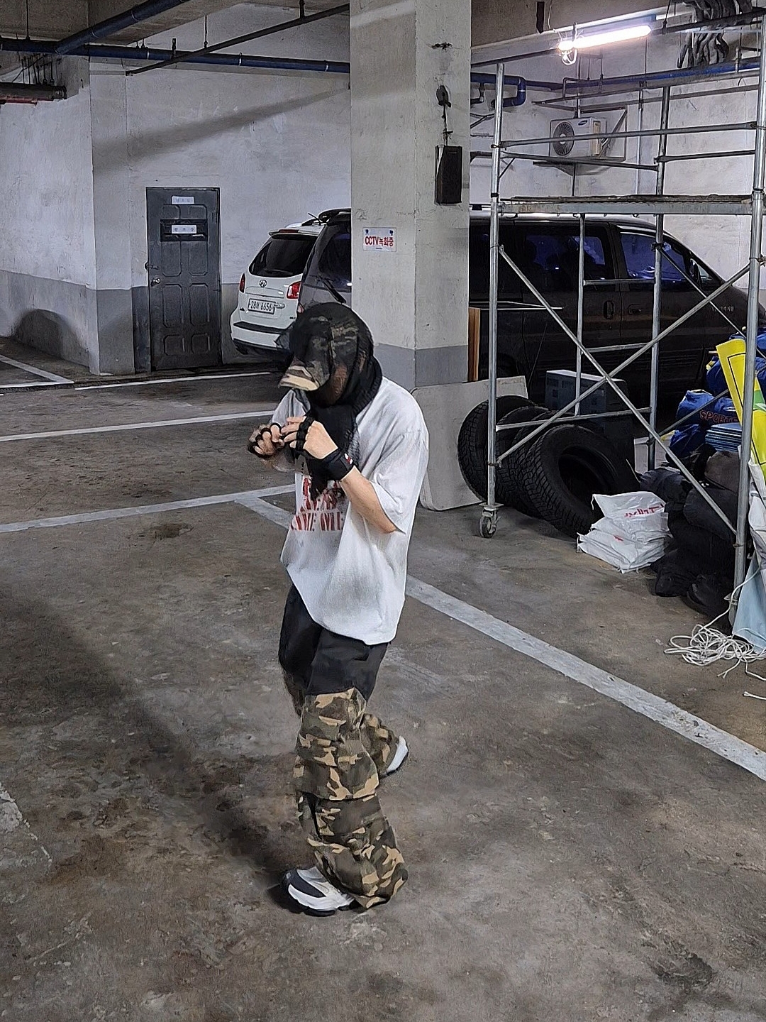 Balenciaga Cargo Sneakers White Grey 착용 스타일 - 2