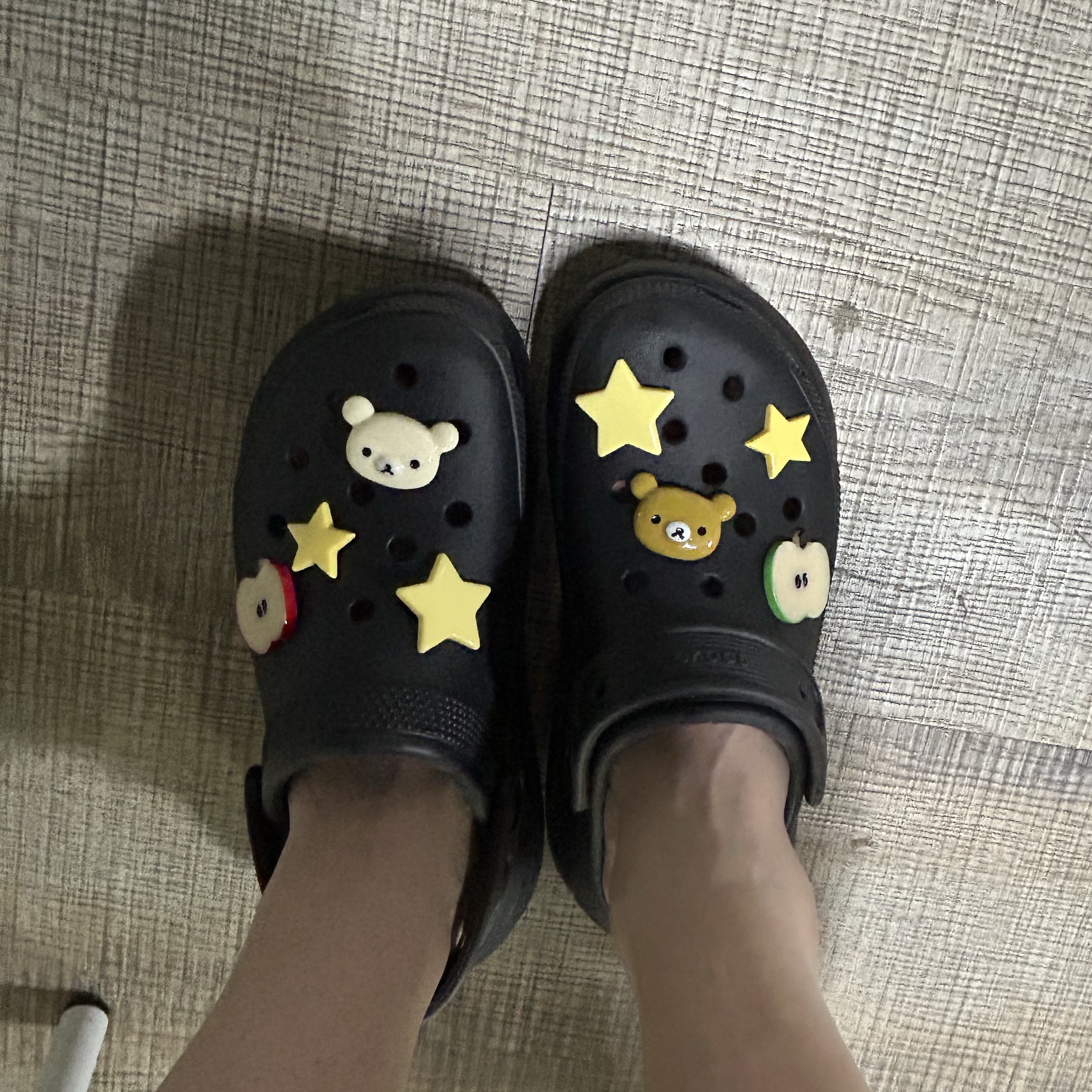 Crocs Classic Crush Clog Black 착용 스타일