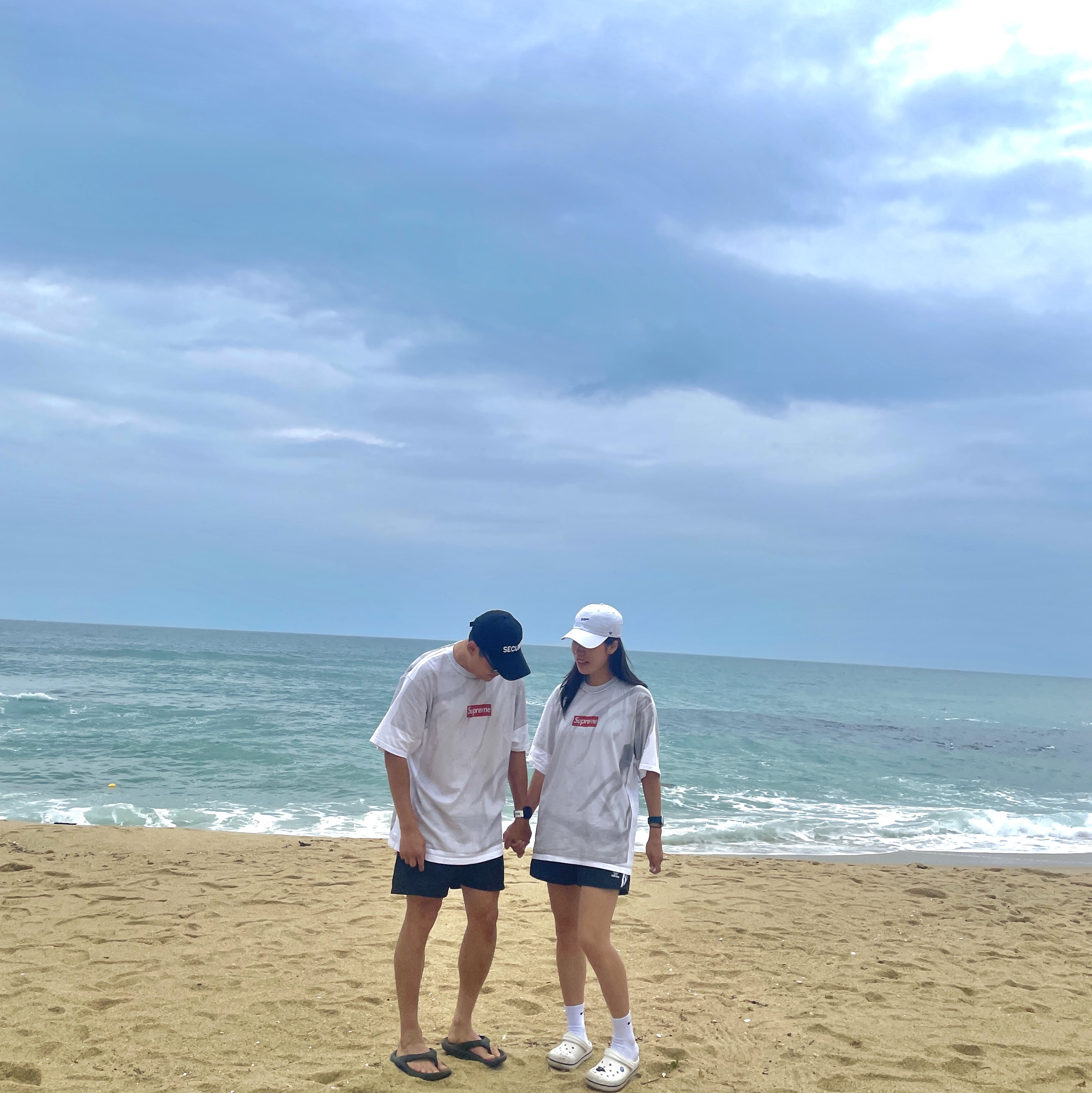 Supreme x MM6 Maison Margiela Box Logo T-Shirt White - 24SS, Stone Island B100009 Nylon Metal in Econyl Pocket Details Regular Fit Swim Trunks Black - 25SS 착용 스타일