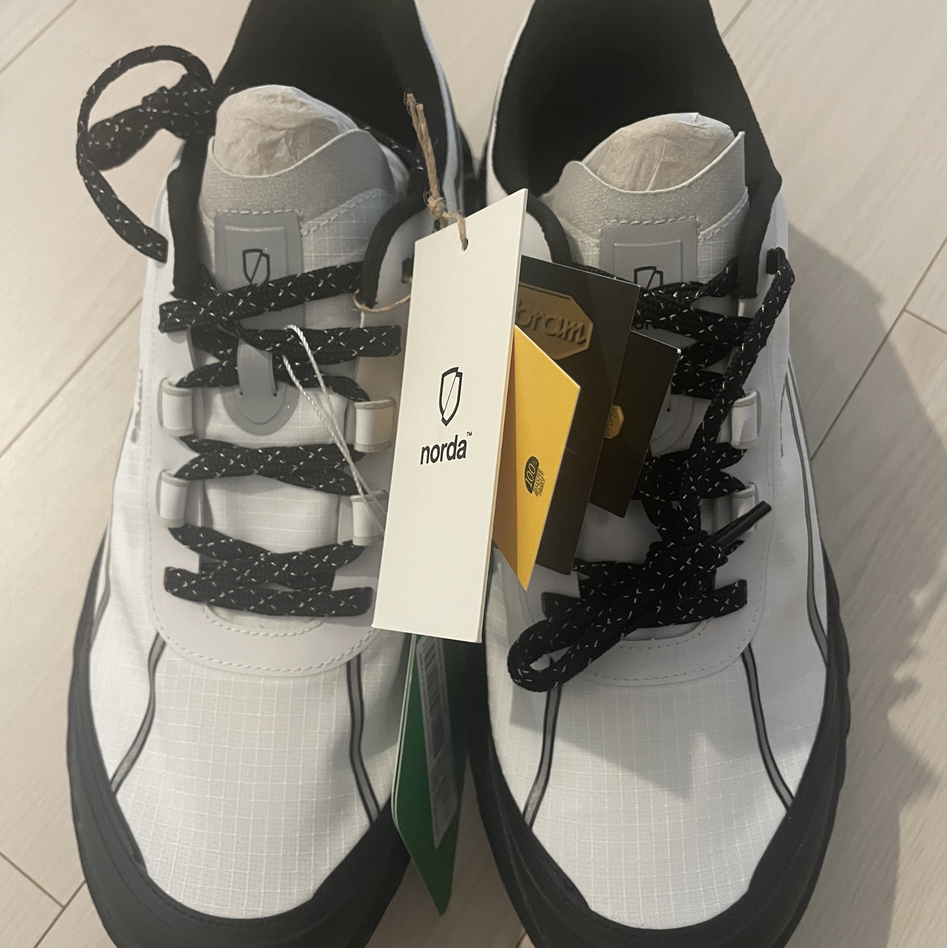 Norda 002 Alpine White 착용 스타일