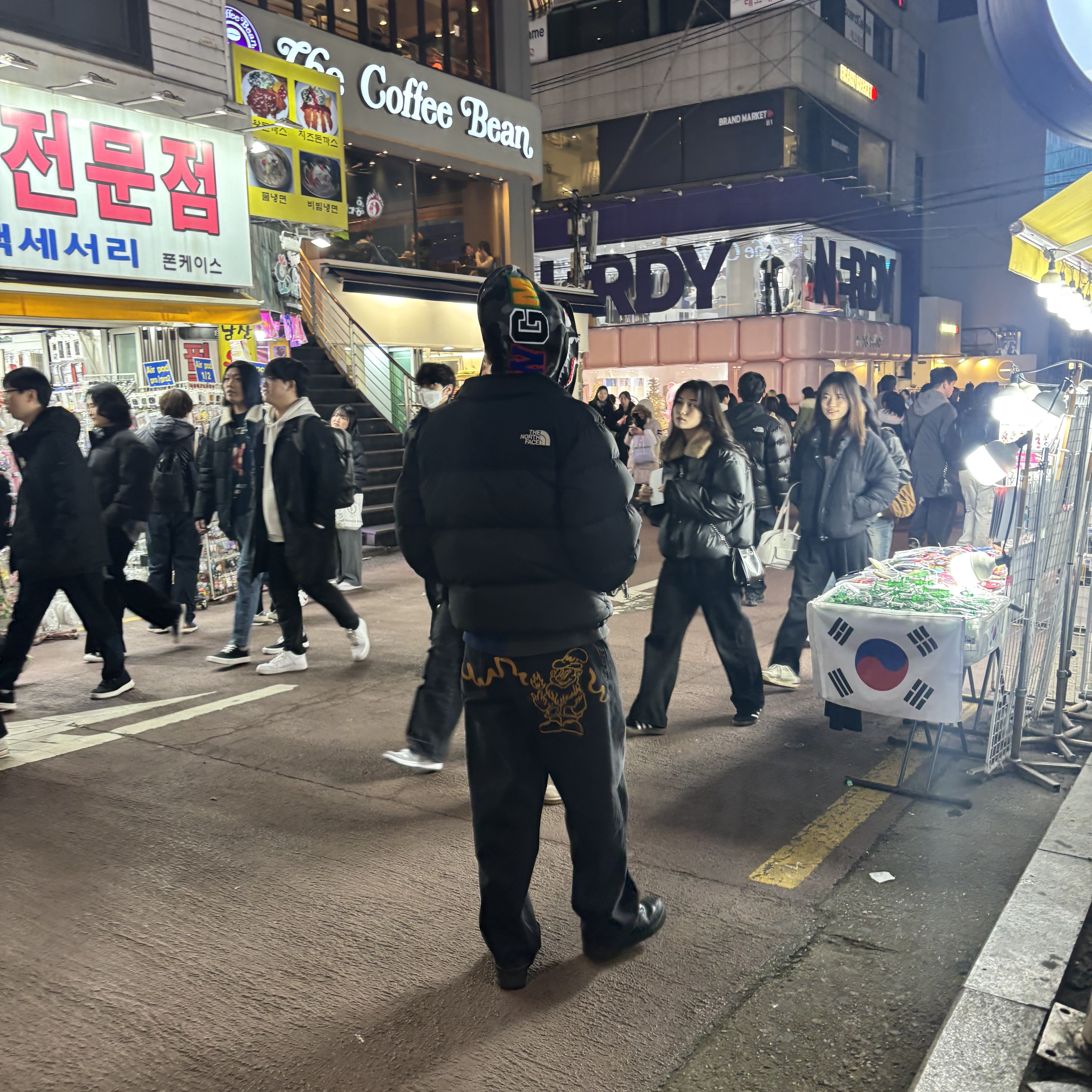 BAPE Color Camo Separate Shark Full Zip Hoodie Black Navy 착용 스타일 - 3