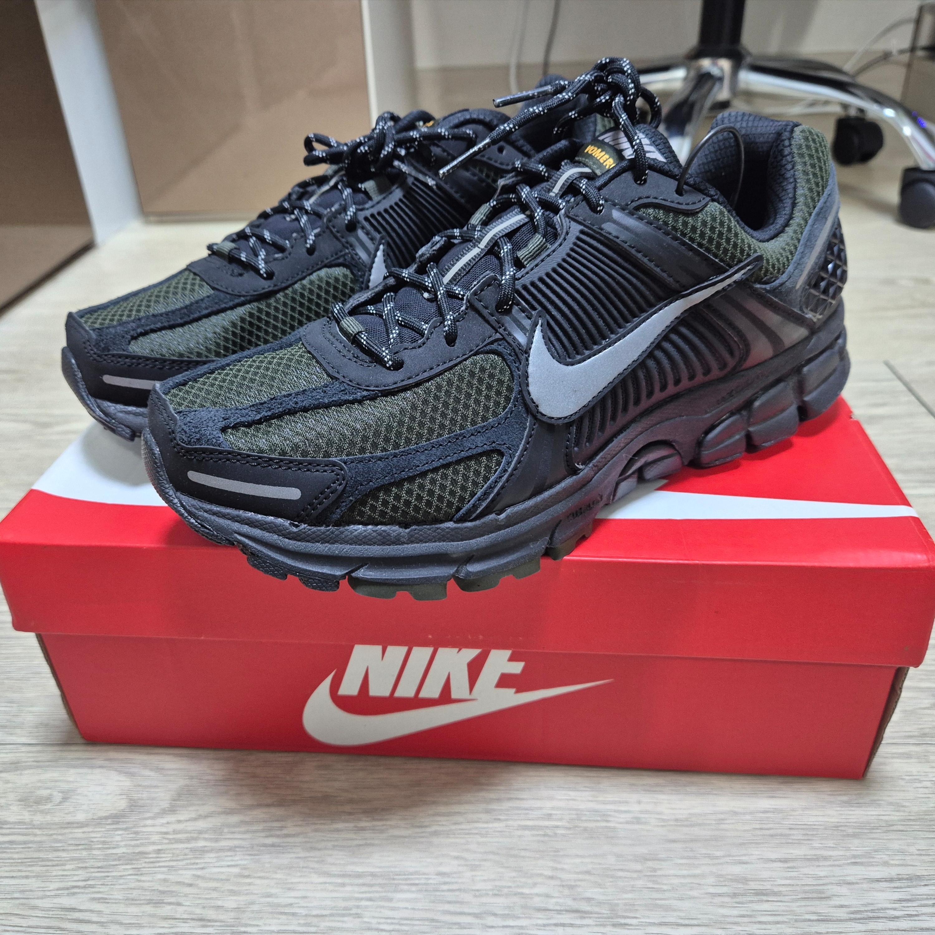 Nike Zoom Vomero 5 Black Sequoia 착용 스타일