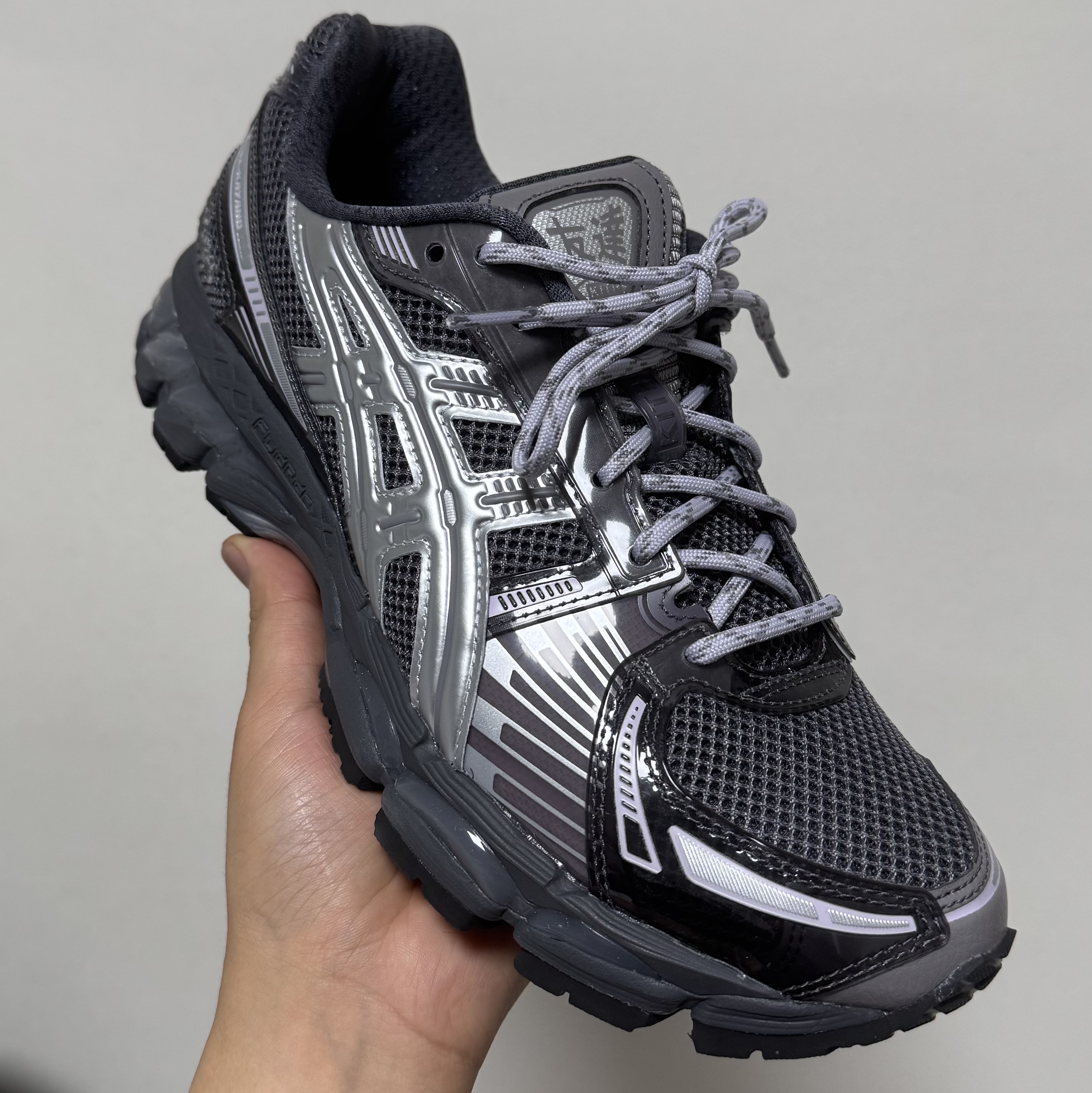 Asics x Kith Gel-Kayano 12.1 Tornado Pure Silver 착용 스타일 - 2