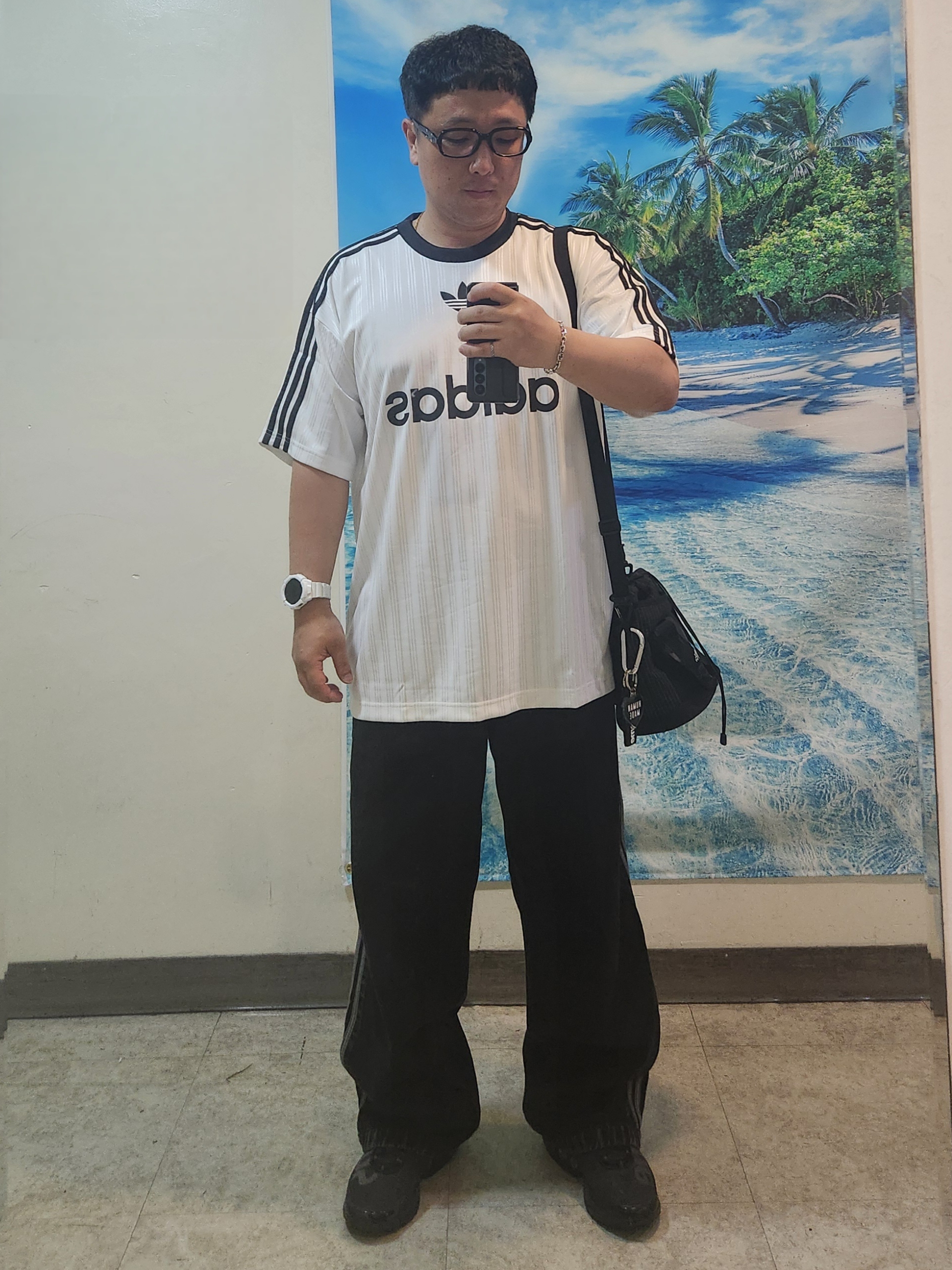 Adidas Adicolor T-Shirt White Black - KR Sizing, Adidas Adicolor Denim Firebird Pants True Black Denim - KR Sizing 착용 스타일 - 1
