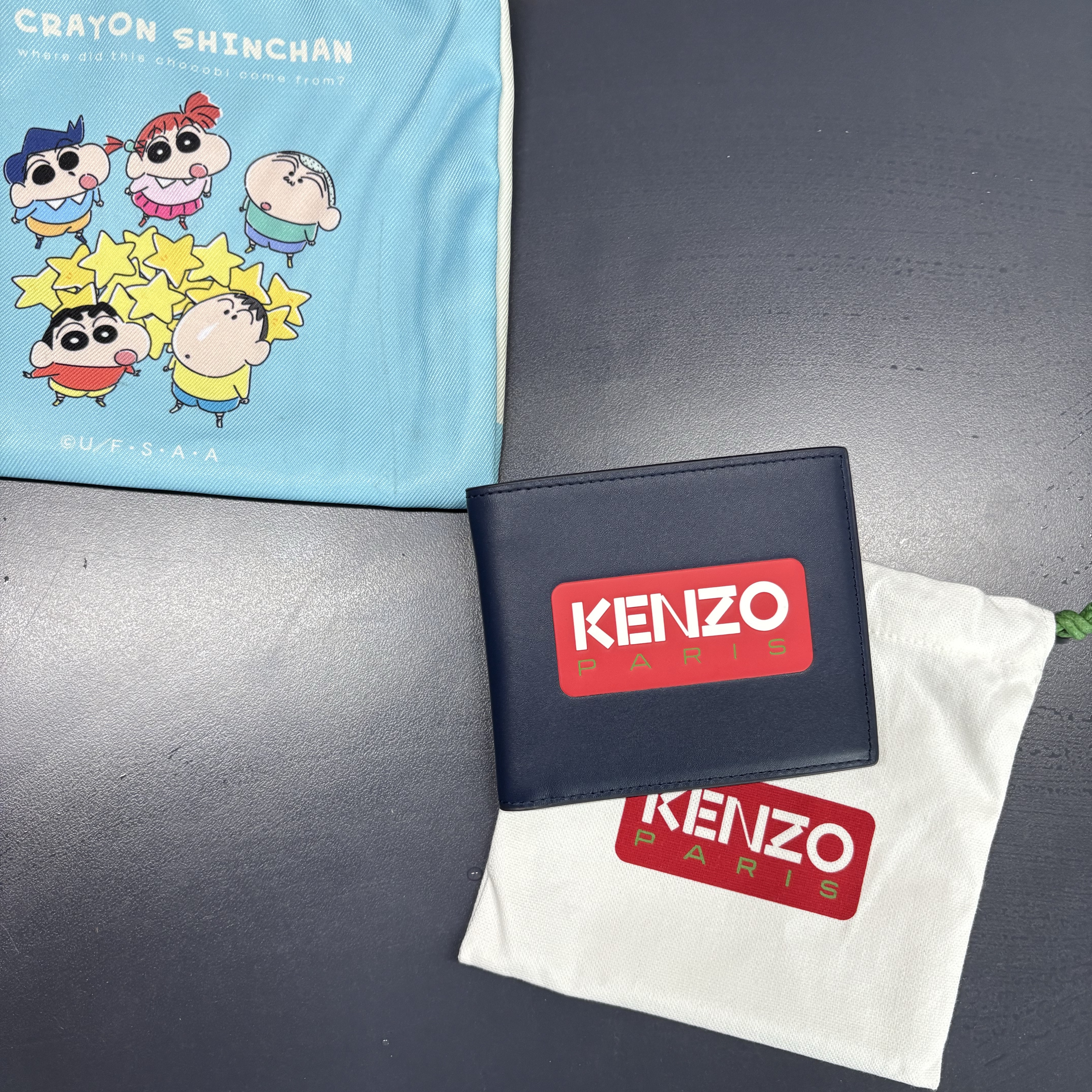 Kenzo Paris Leather Wallet Midnight Blue 착용 스타일