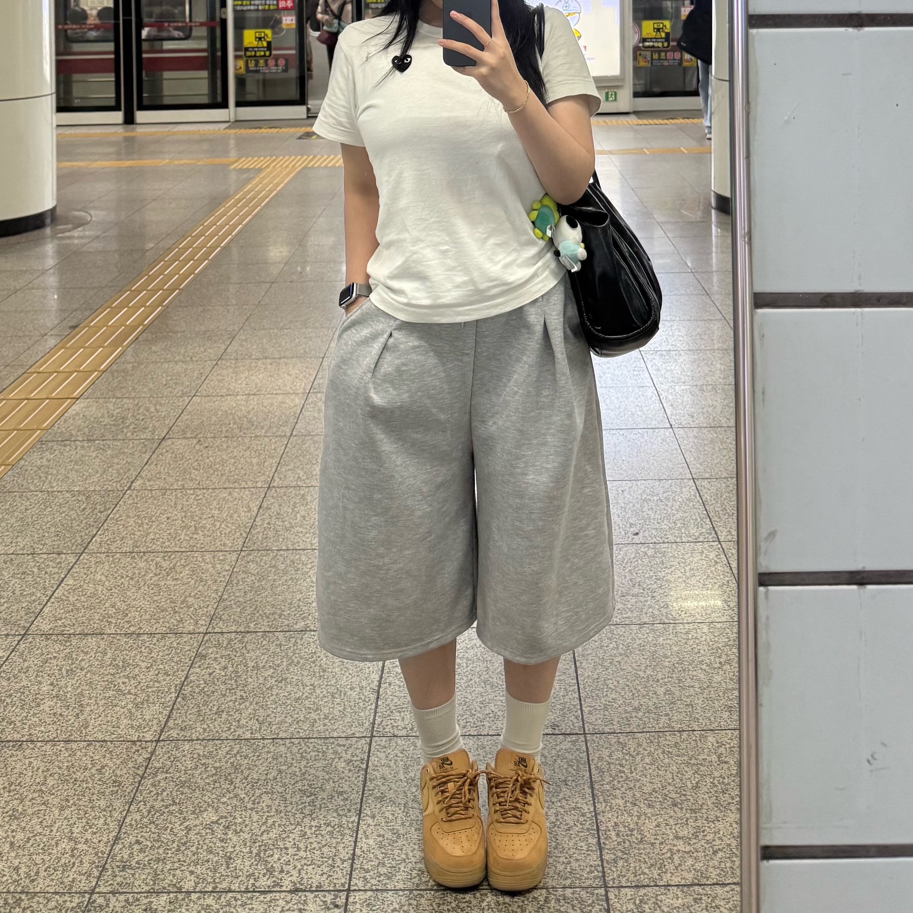 Play Comme des Garcons Black Heart T-Shirt White, (W) Nike Air Force 1 '07 WB Flax Wheat 착용 스타일