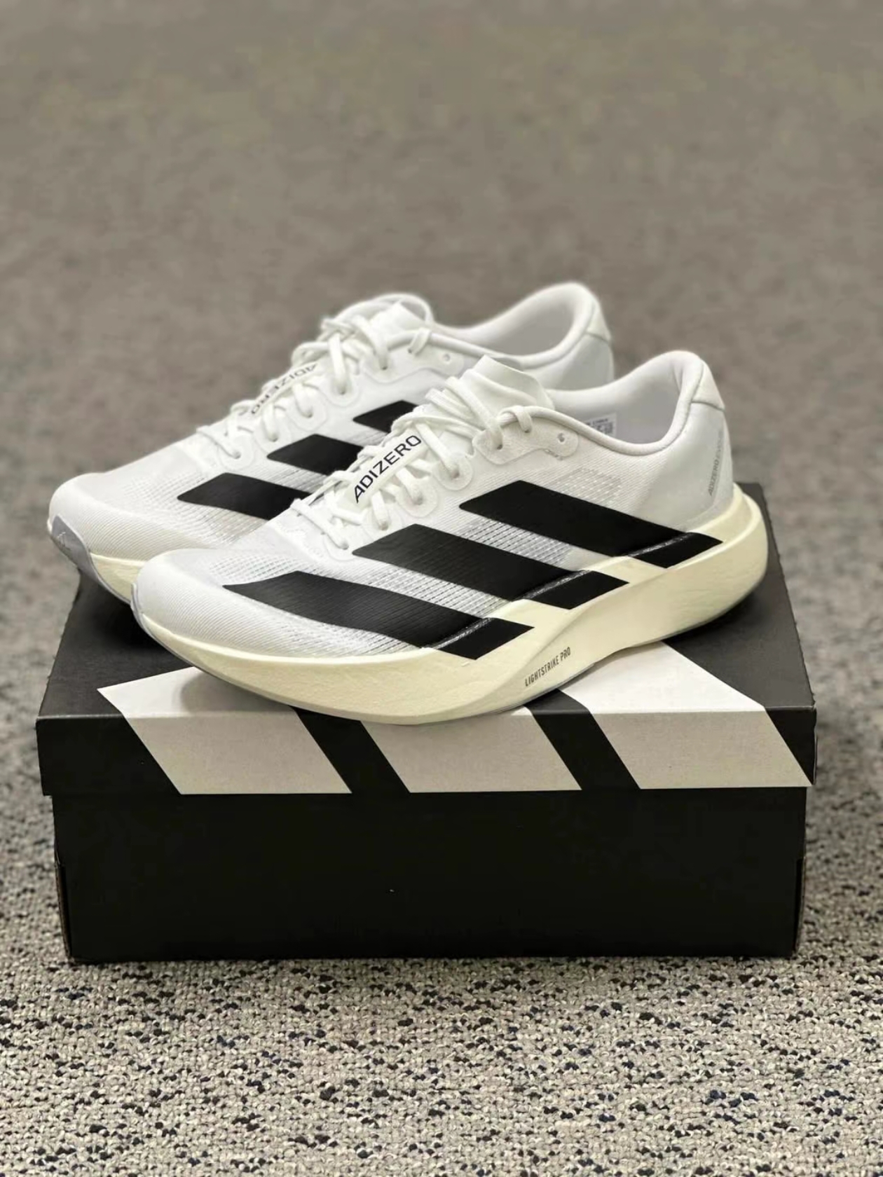Adidas Adizero EVO SL Cloud White Core Black, Jordan 1 x Union Retro High OG Chicago Shadow 착용 스타일 - 1