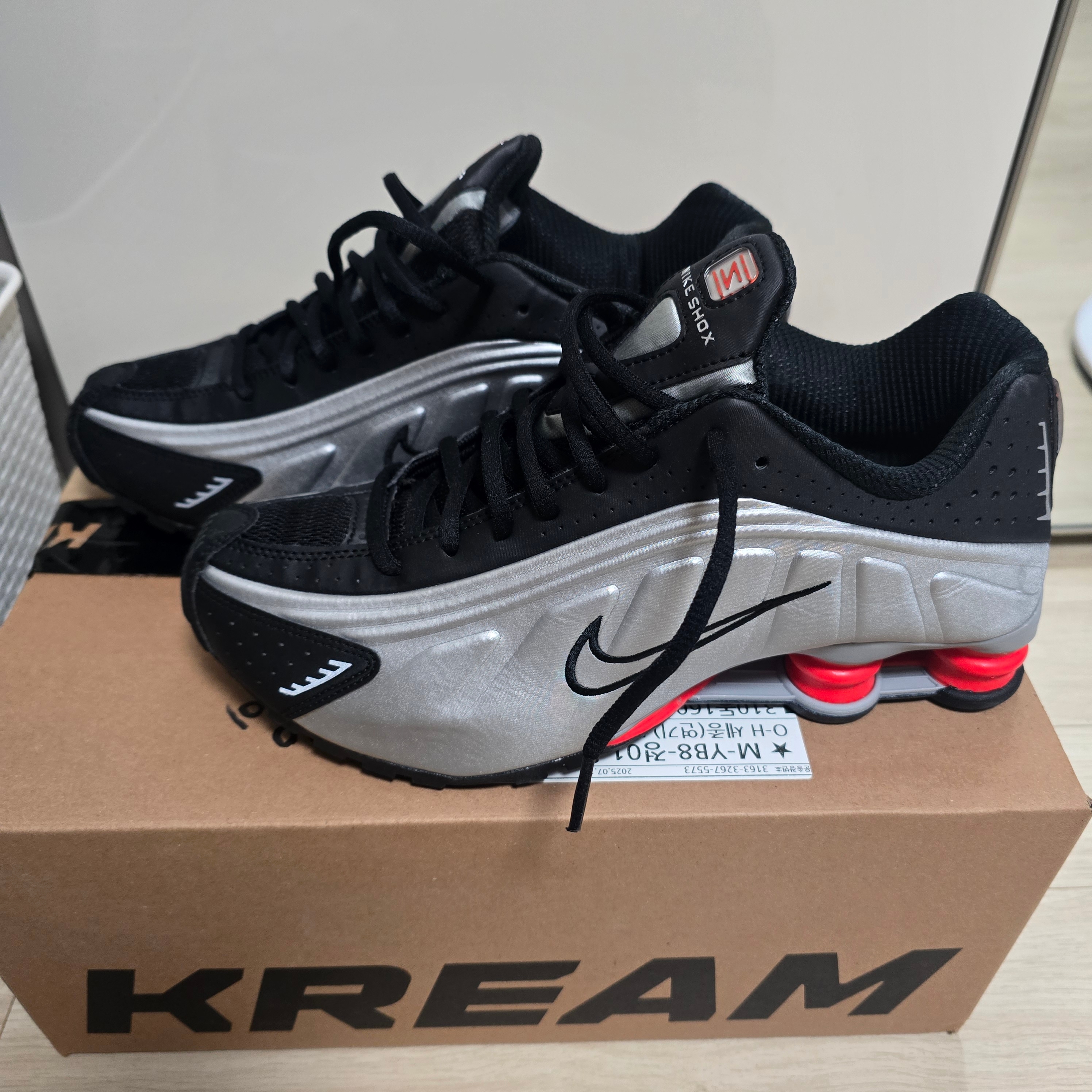 Nike Shox R4 Metallic Silver Red 착용 스타일 - 2