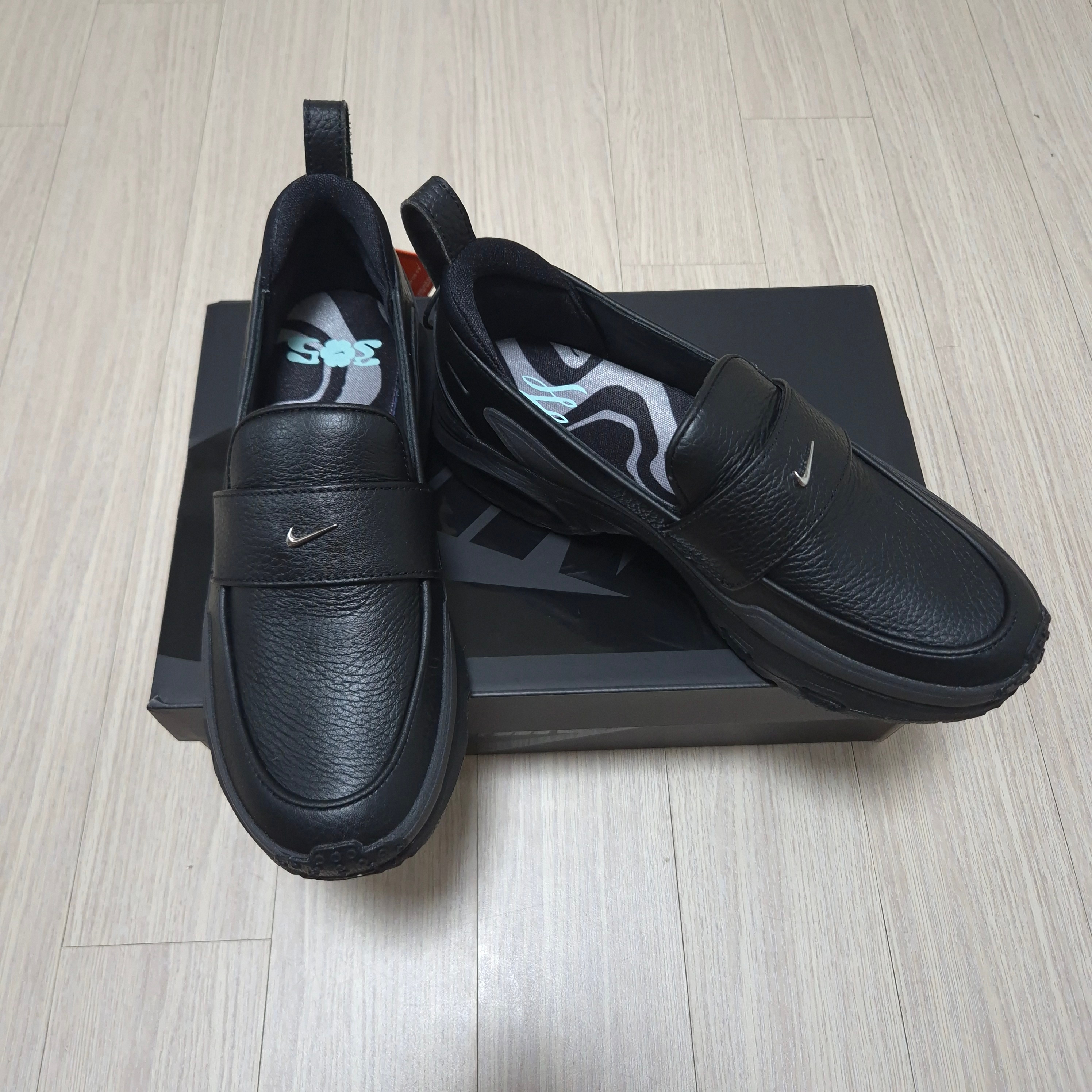 (W) Nike x SWDC Air Max Phenomena Black Metallic Silver 착용 스타일 - 2