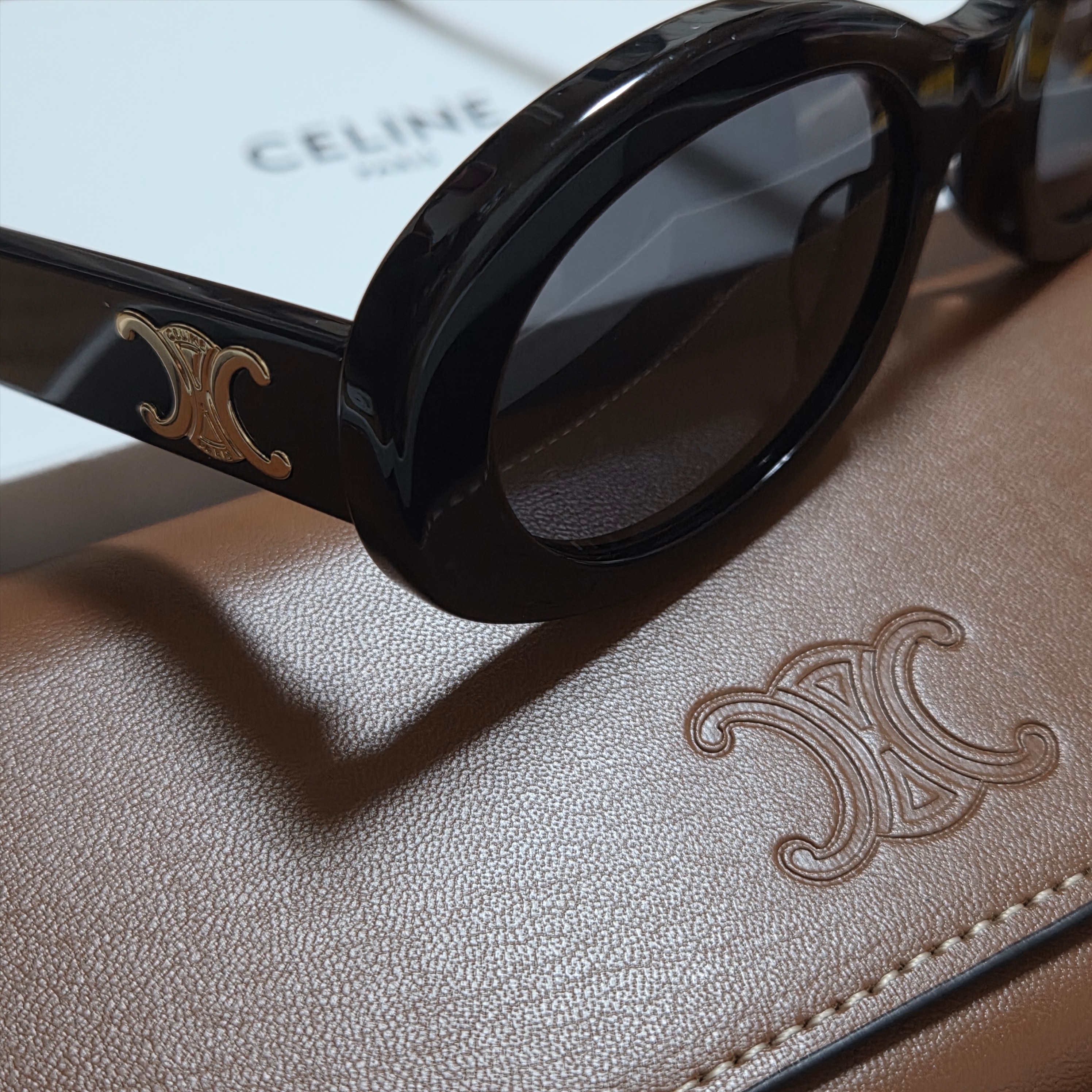 (W) Celine Triomphe 01 Sunglasses in Acetate Black 착용 스타일