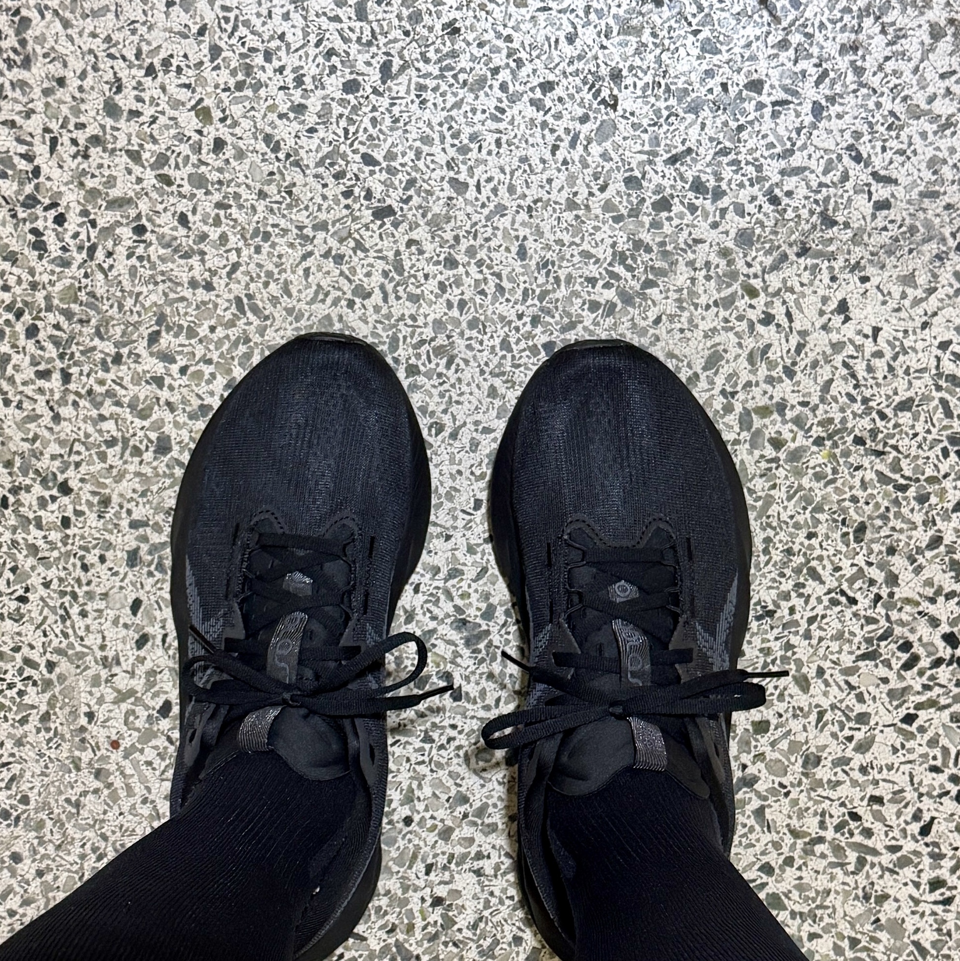 Asics Novablast 5 Black Carrier Grey 착용 스타일