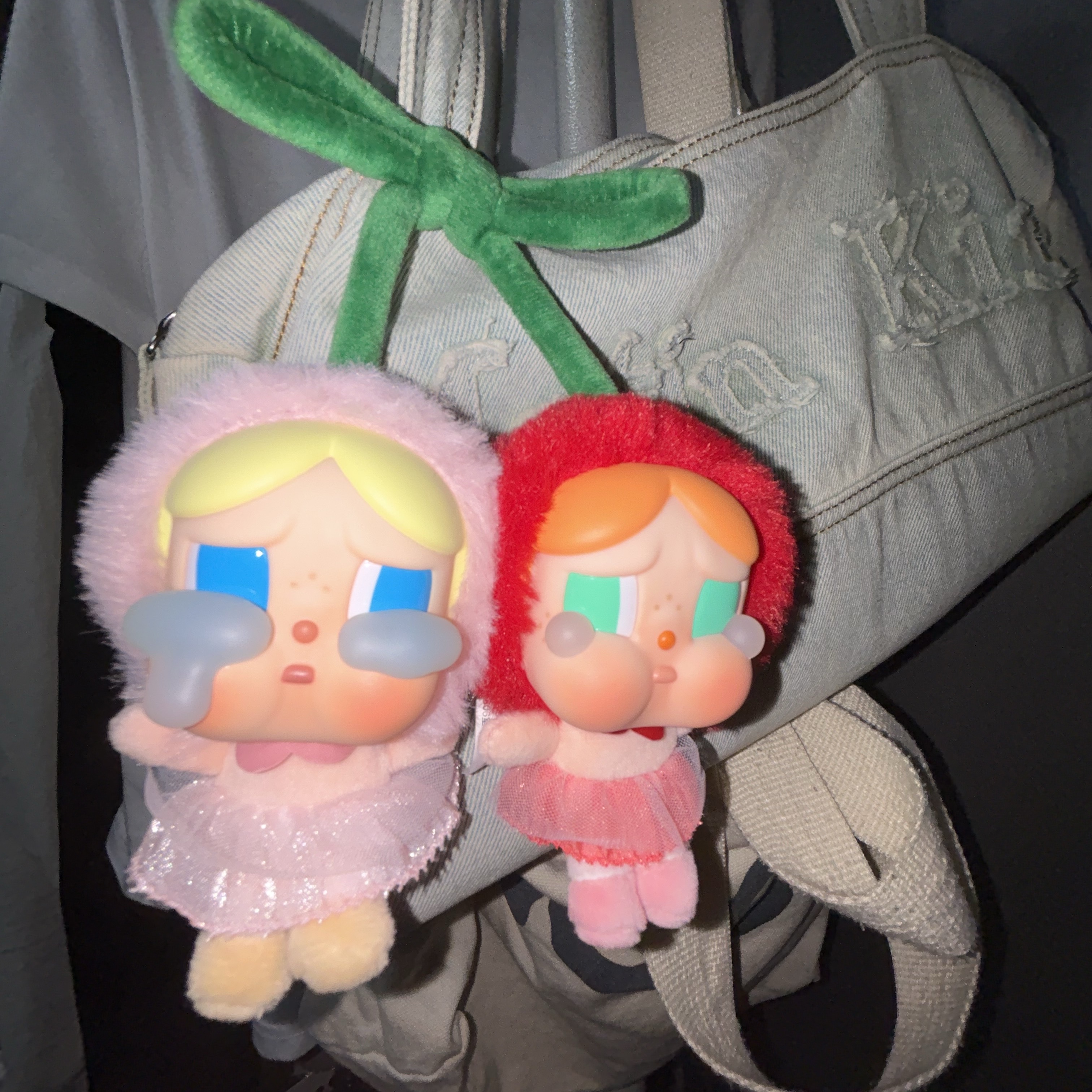 Pop Mart Crybaby Crying For Love Series Vinyl Plush, Matin Kim Logo Washed Denim Duffel Bag Sky 착용 스타일 - 1