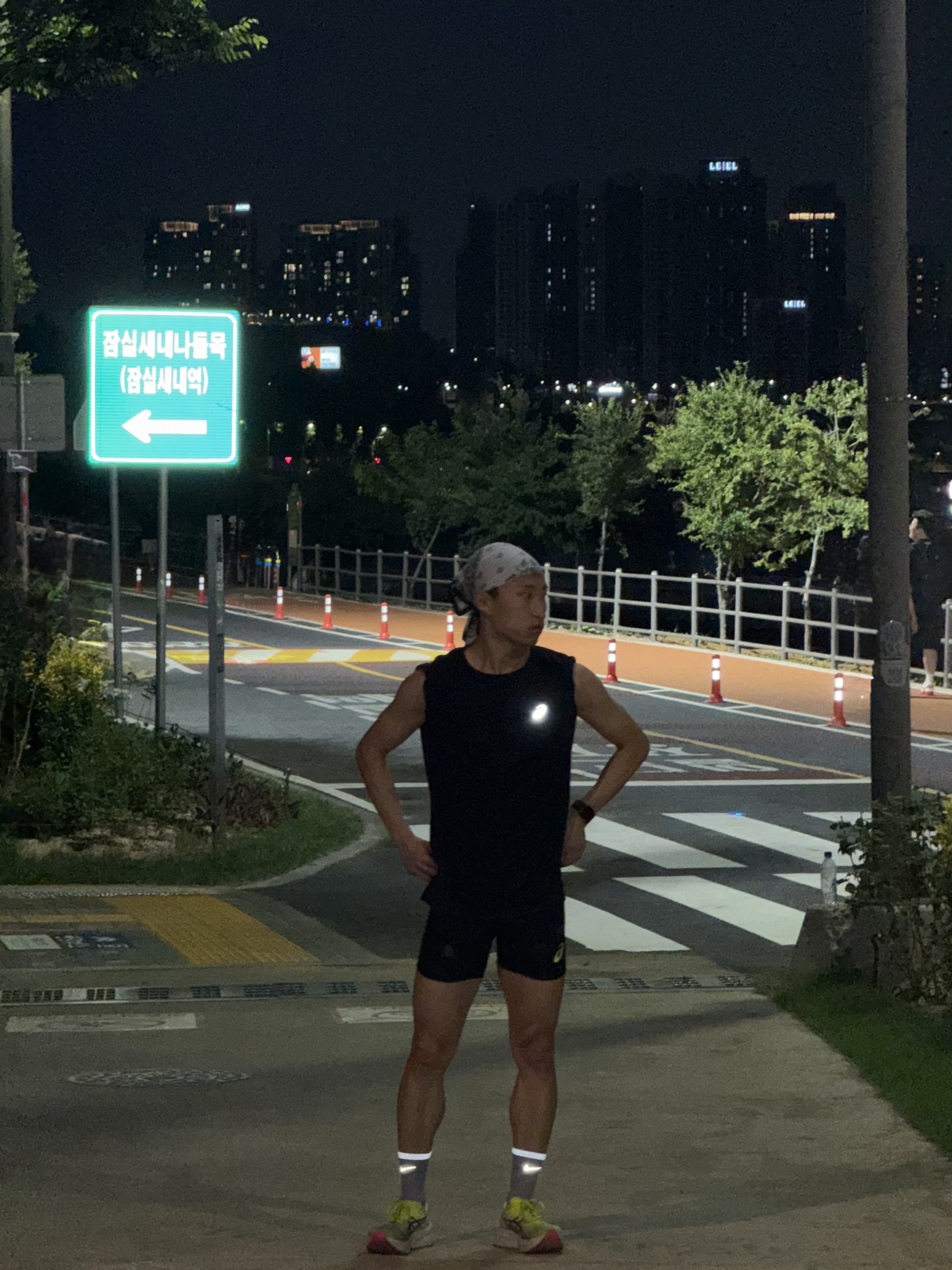 Asics Graphic Short Tights Black, Nike Air Zoom Rival Sail Fierce Pink 착용 스타일 - 2