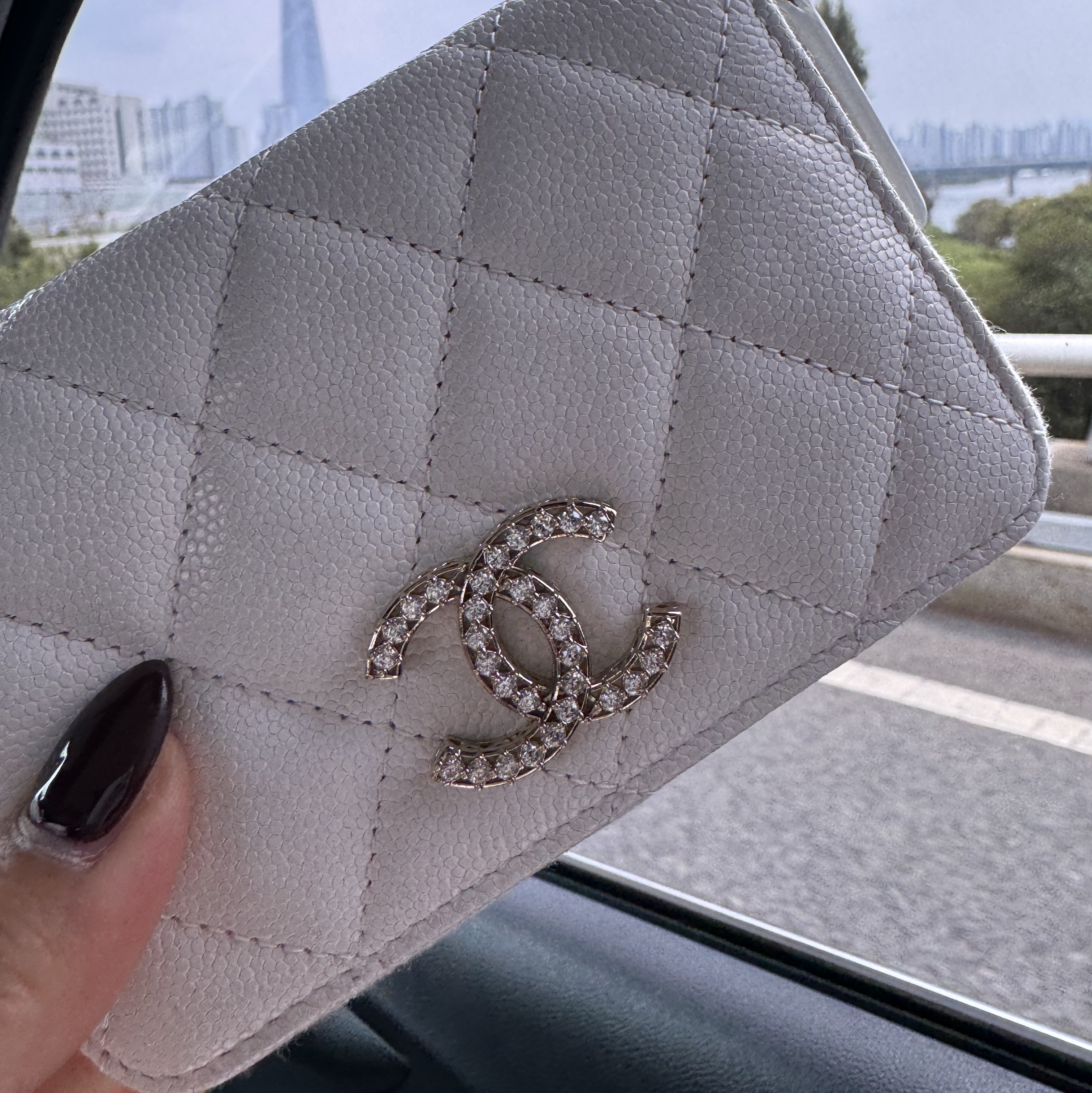 Chanel Zipped Coin Purse Shiny Grained Calfskin Strass Gold & White 착용 스타일 - 1