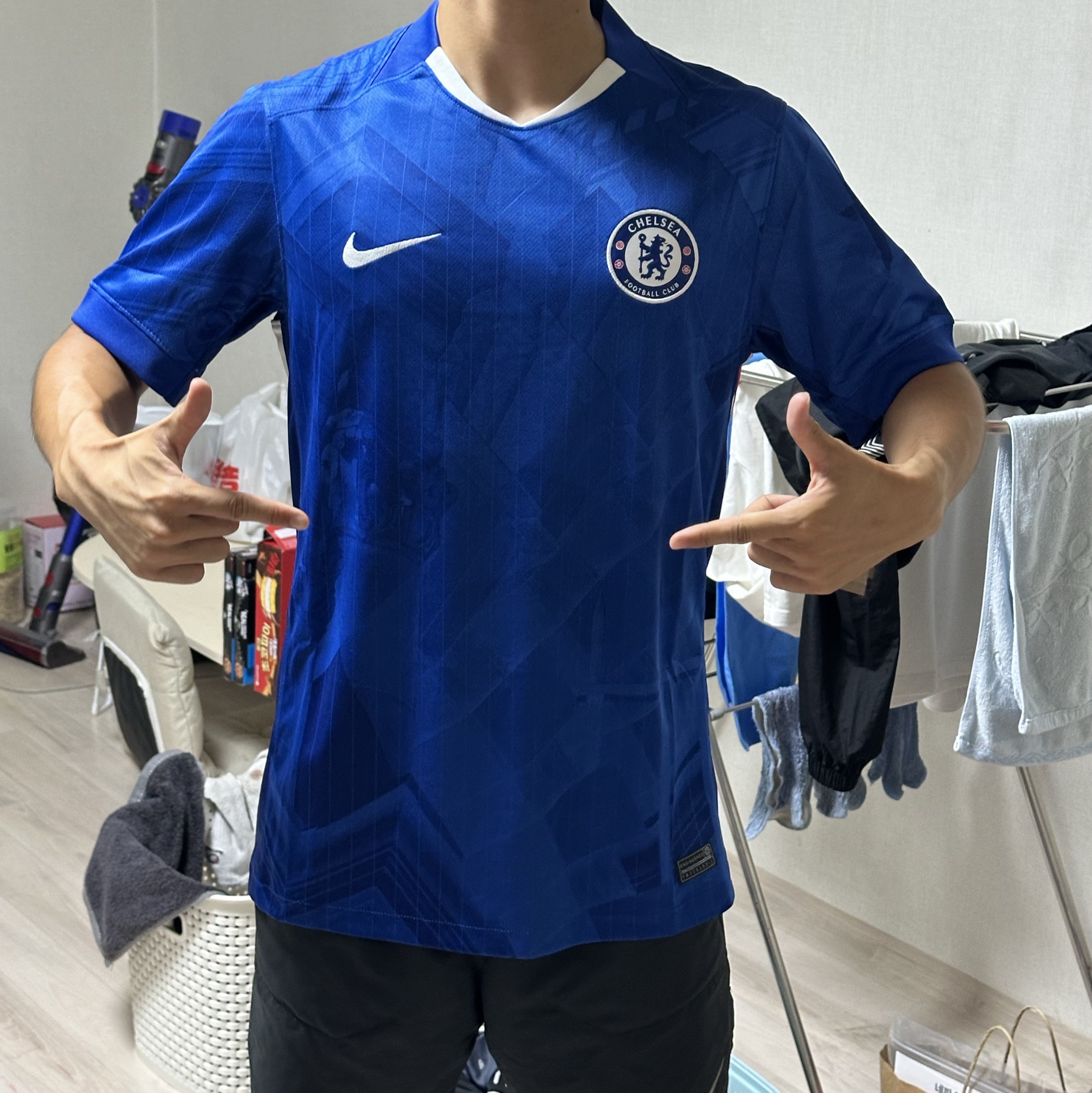 Nike Chelsea FC 2025/26 Stadium Home Dri-Fit Soccer Replica Jersey Rush Blue White (Non Marking Ver.) 착용 스타일