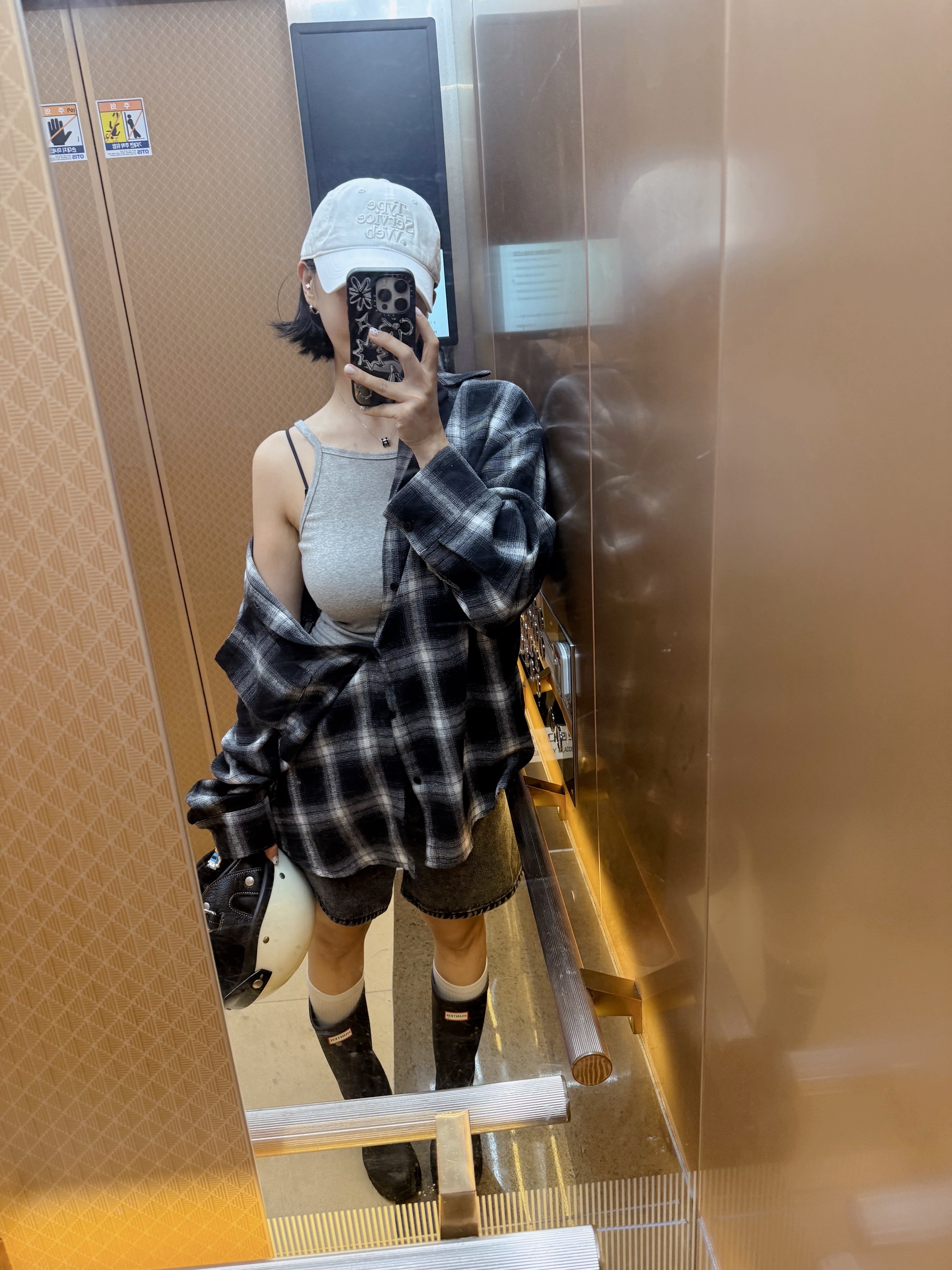 (W) Hunter Play Tall Wellington Rain Boots Black, Jansport Draw Sack Black 착용 스타일 - 1