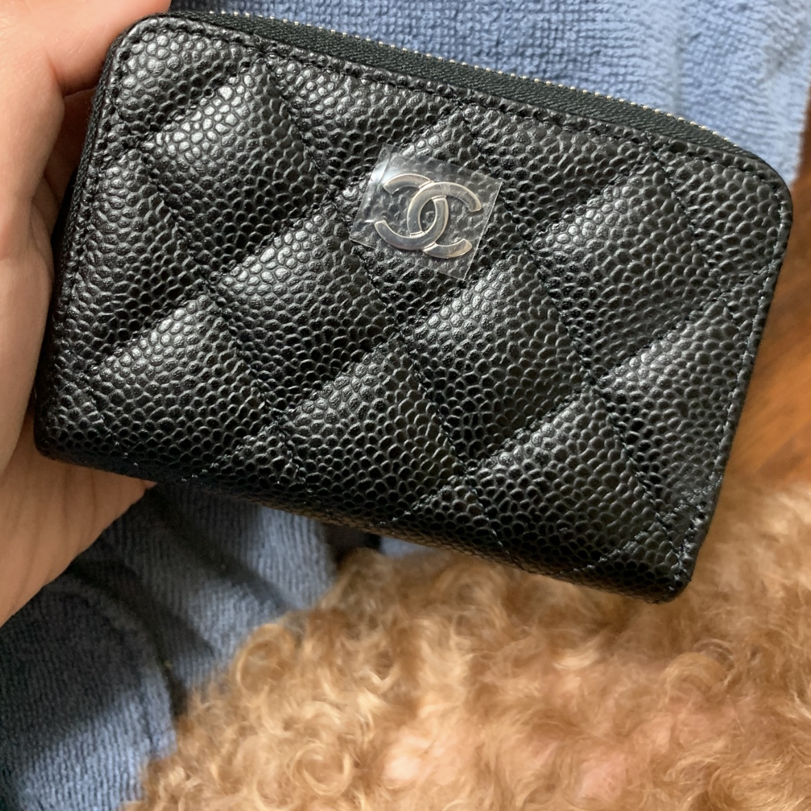 Chanel Classic Zipped Coin Purse Grained Calfskin & Gold Black, Chanel Classic Zipped Coin Purse Grained Calfskin & Silver Black 착용 스타일