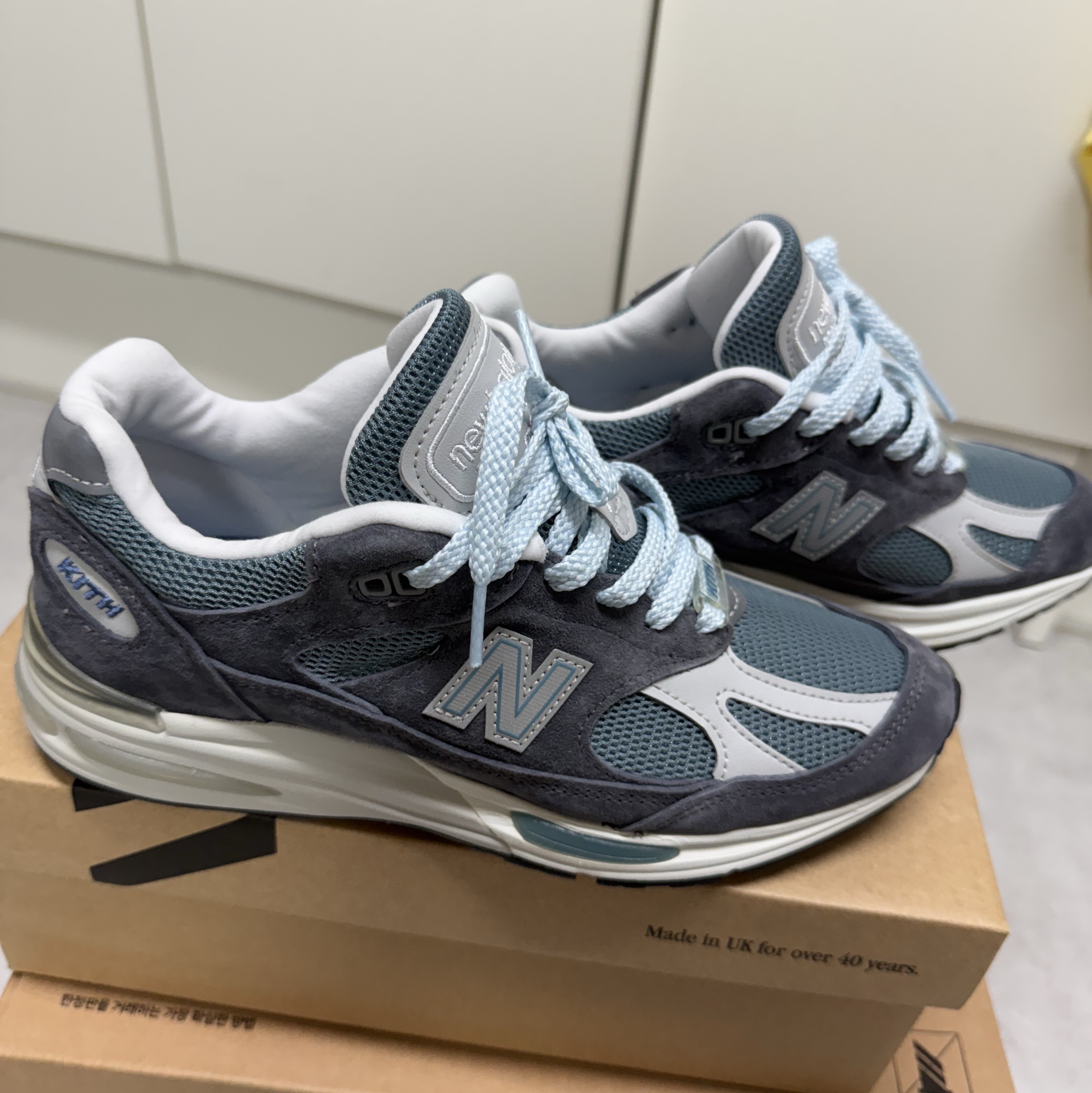 New Balance x Kith 991v2 Made in UK Steel Blue Grey, Stussy Pigment Dyed Classic Gear T-Shirt Natural 착용 스타일 - 3