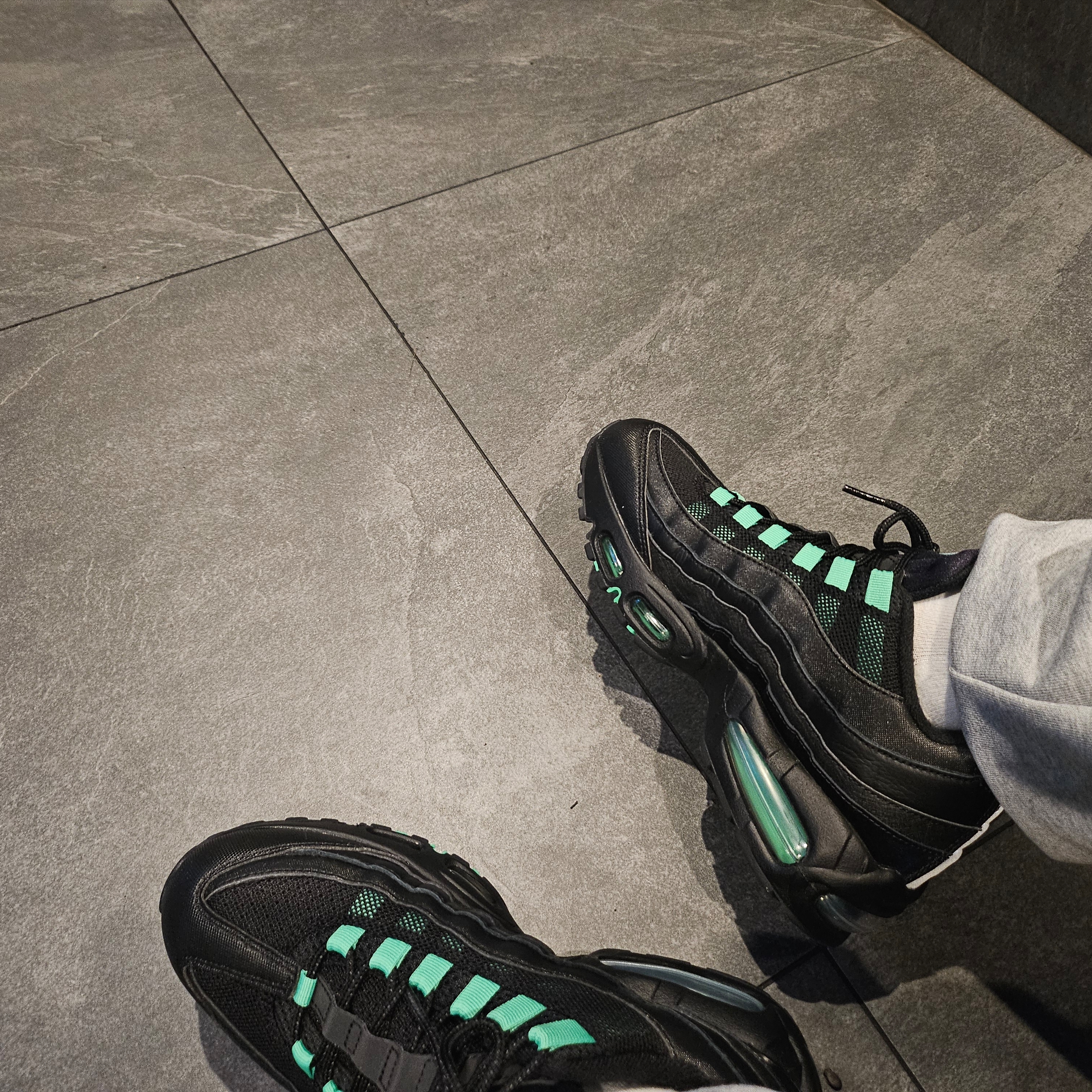 Nike Air Max 95 OG Black Pearl Grey 착용 스타일