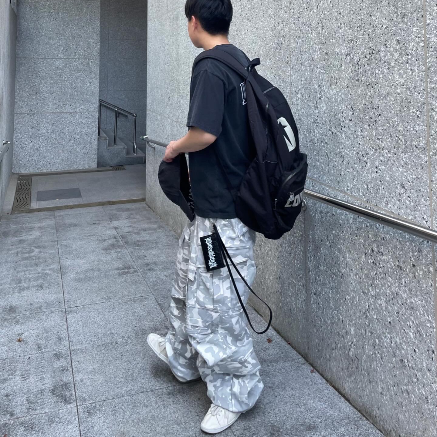 Converse x Drkshdw Oversized Backpack Black, Farfromwhat Far Camo Cargo Pants White 착용 스타일 - 1